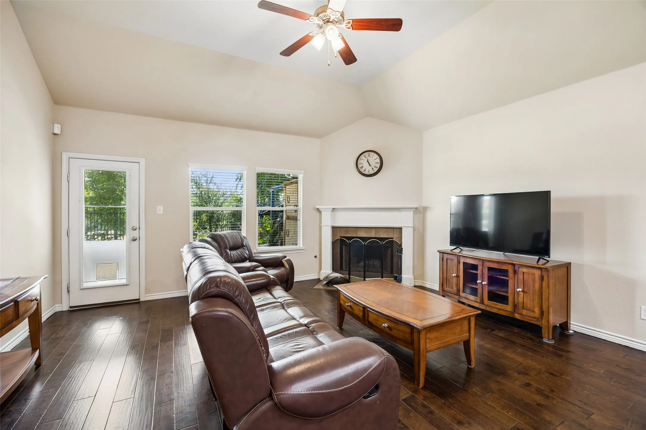 Single Family Residence For Sale in Tarrant County , 3937 Weatherstone Drive, Fort Worth, Texas 76137, 4 Bedroom, 3 Bathroom, 2 Garage spaces, 2,402 Sqft, built in 2011, mls#21363370, Real Estate Agent in Fort Worth, Homes For Sale in Tarrant county, Homes For Sale in Fort Worth, Realtor in Fort Worth Texas, Real Estate Brokerage Independent Realty Texas, Luminita Cordes Realtor