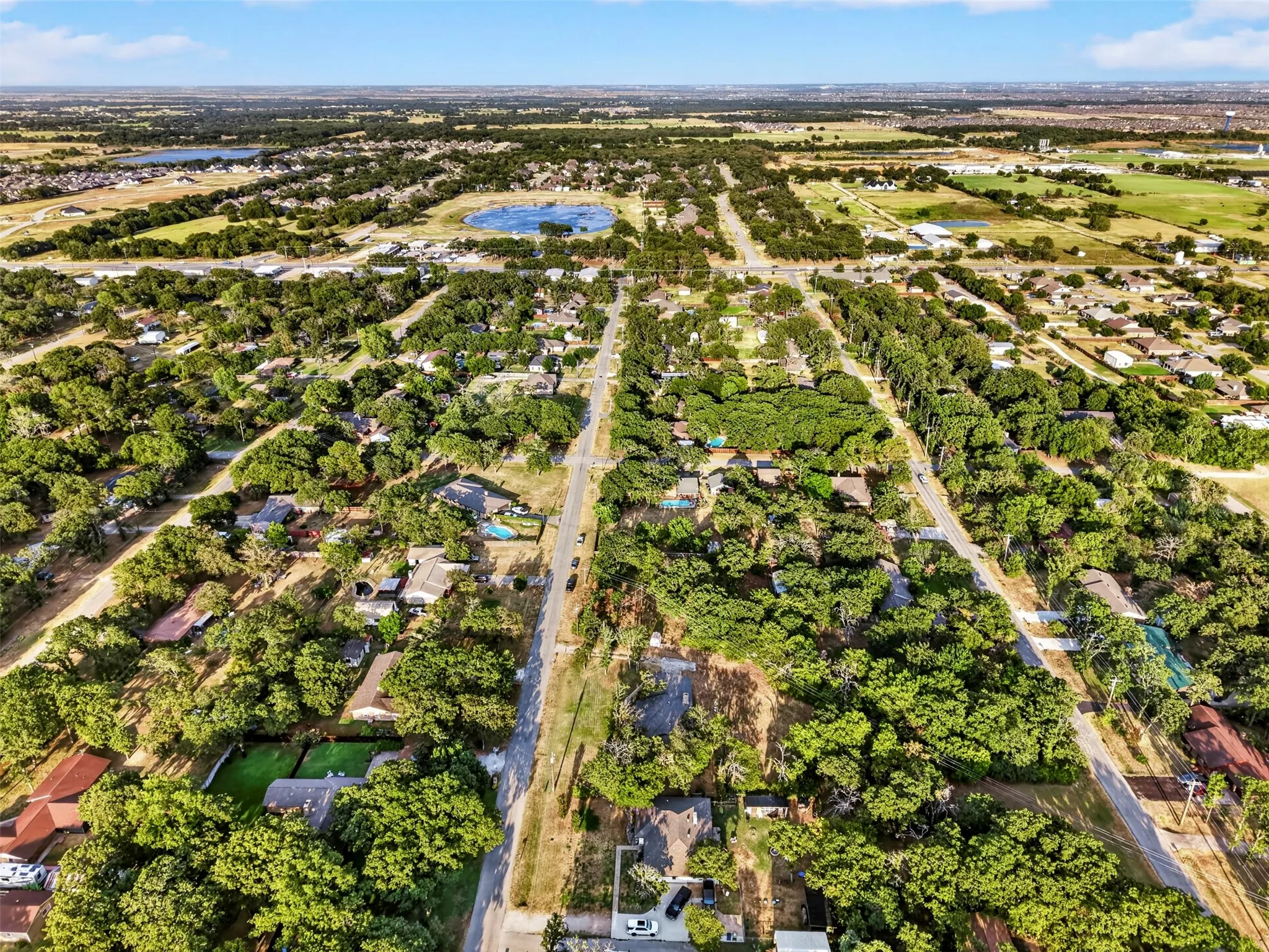 minutes from Dallas North Tollway - short drive to Lake Ray Roberts!