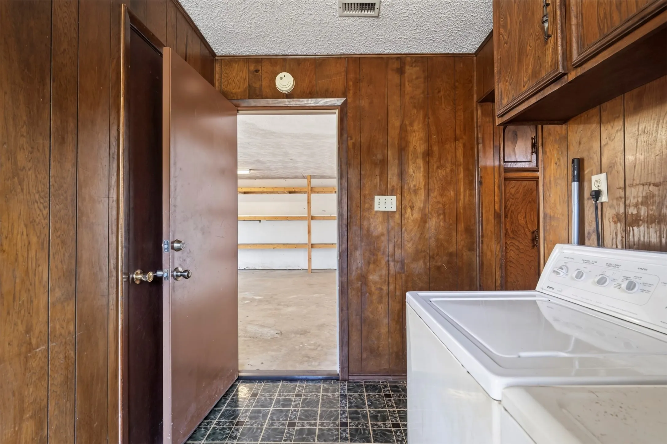Single Family Residence For Sale in Denton County , 207 Ranch Road, Krugerville, Texas 76227, 3 Bedroom, 2 Bathroom, 2 Garage spaces, 1,890 Sqft, built in 1973, mls#21322418, Real Estate Agent in Krugerville, Homes For Sale in Denton county, Homes For Sale in Krugerville, Realtor in Krugerville Texas, Real Estate Brokerage Independent Realty Texas, Luminita Cordes Realtor