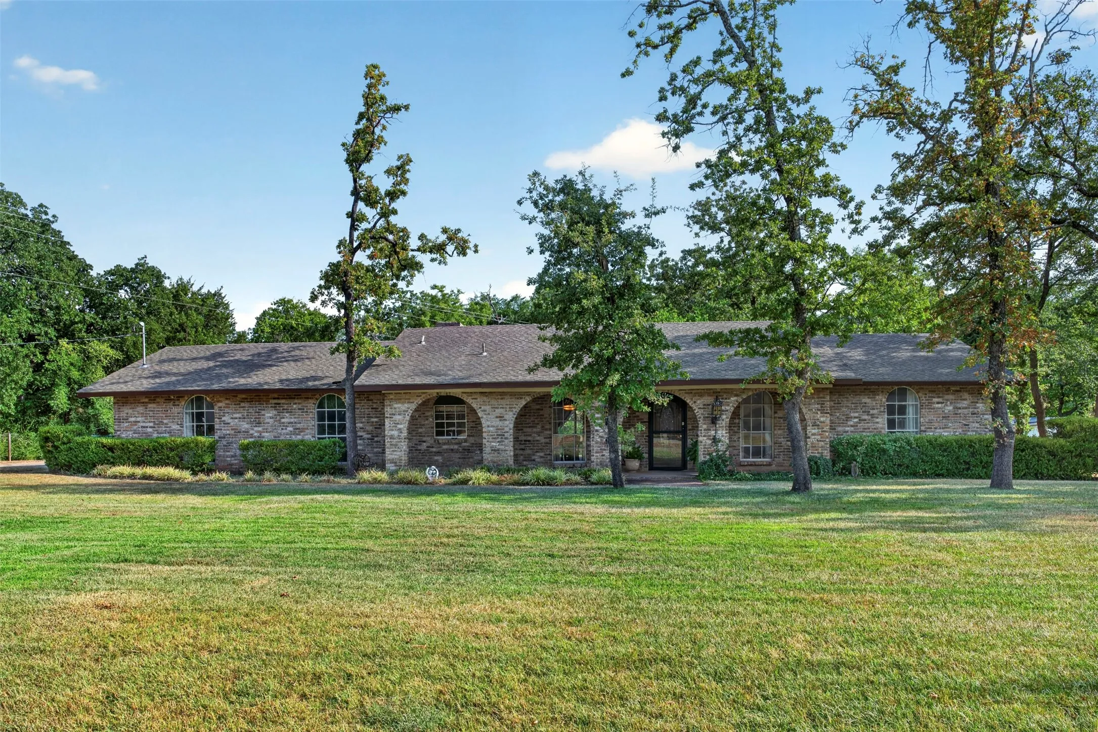 Single Family Residence For Sale in Denton County , 207 Ranch Road, Krugerville, Texas 76227, 3 Bedroom, 2 Bathroom, 2 Garage spaces, 1,890 Sqft, built in 1973, mls#21322418, Real Estate Agent in Krugerville, Homes For Sale in Denton county, Homes For Sale in Krugerville, Realtor in Krugerville Texas, Real Estate Brokerage Independent Realty Texas, Luminita Cordes Realtor