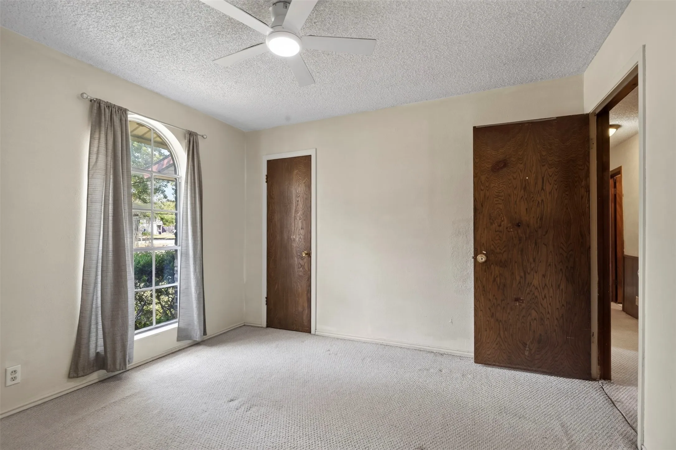 Single Family Residence For Sale in Denton County , 207 Ranch Road, Krugerville, Texas 76227, 3 Bedroom, 2 Bathroom, 2 Garage spaces, 1,890 Sqft, built in 1973, mls#21322418, Real Estate Agent in Krugerville, Homes For Sale in Denton county, Homes For Sale in Krugerville, Realtor in Krugerville Texas, Real Estate Brokerage Independent Realty Texas, Luminita Cordes Realtor