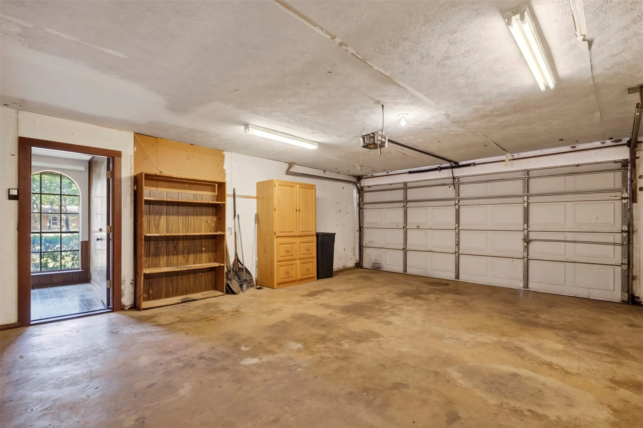 Single Family Residence For Sale in Denton County , 207 Ranch Road, Krugerville, Texas 76227, 3 Bedroom, 2 Bathroom, 2 Garage spaces, 1,890 Sqft, built in 1973, mls#21322418, Real Estate Agent in Krugerville, Homes For Sale in Denton county, Homes For Sale in Krugerville, Realtor in Krugerville Texas, Real Estate Brokerage Independent Realty Texas, Luminita Cordes Realtor