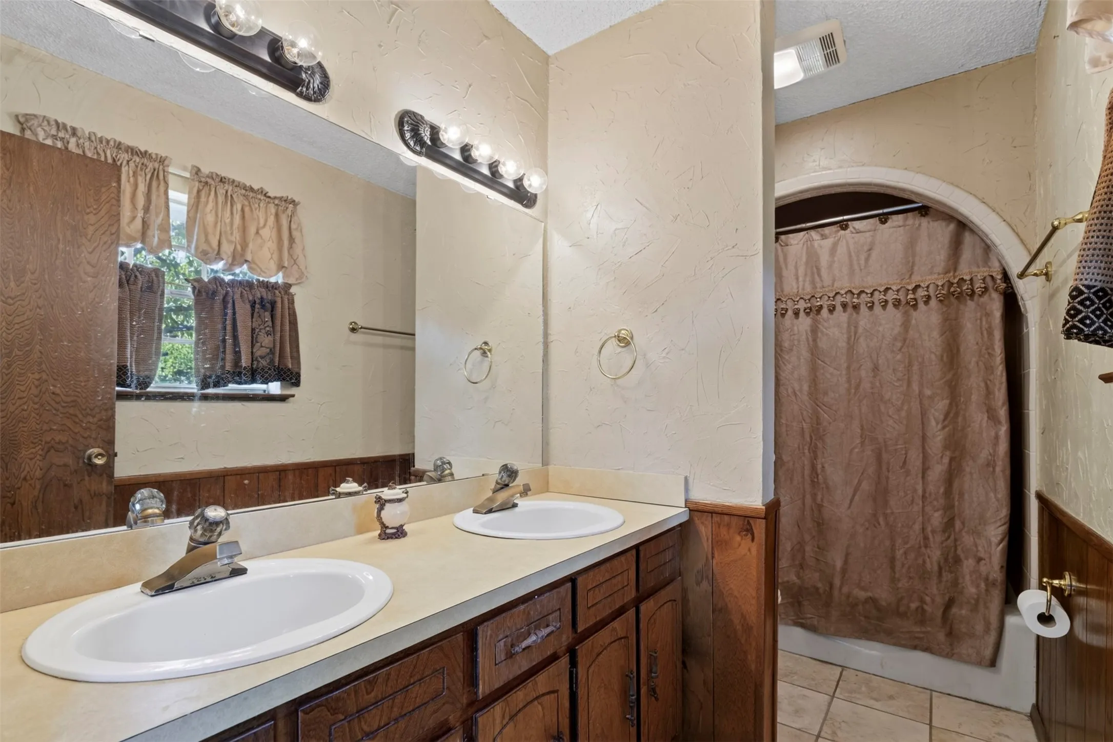 Single Family Residence For Sale in Denton County , 207 Ranch Road, Krugerville, Texas 76227, 3 Bedroom, 2 Bathroom, 2 Garage spaces, 1,890 Sqft, built in 1973, mls#21322418, Real Estate Agent in Krugerville, Homes For Sale in Denton county, Homes For Sale in Krugerville, Realtor in Krugerville Texas, Real Estate Brokerage Independent Realty Texas, Luminita Cordes Realtor