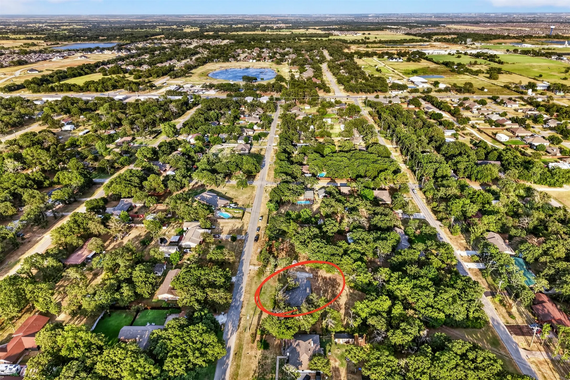 minutes from Dallas North Tollway - short drive to Lake Ray Roberts!