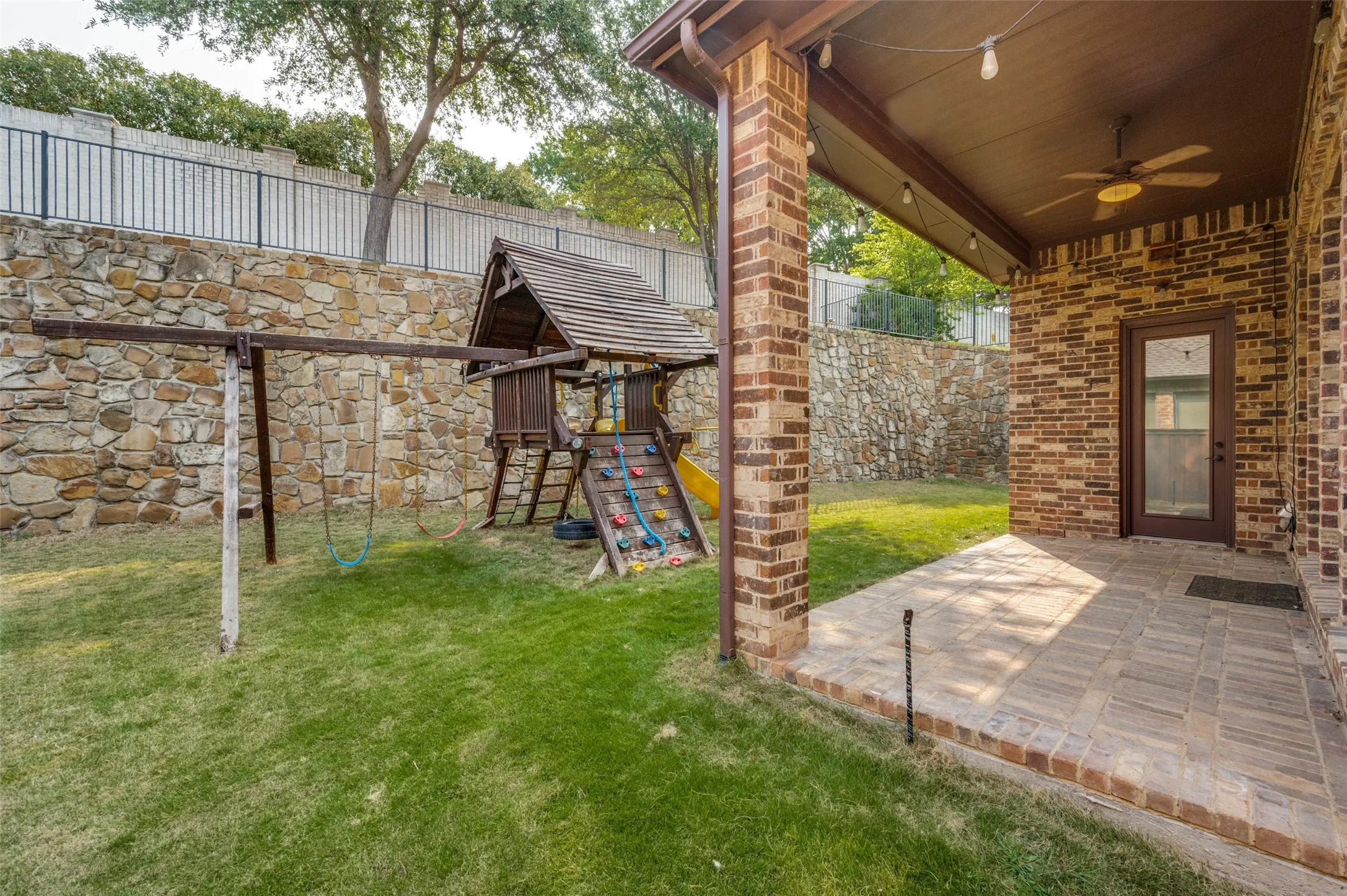 Single Family Residence For Rent in Dallas County , 4046 E Hill Drive, Irving, Texas 75038, 3 Bedroom, 4 Bathroom, 2 Garage spaces, 3,040 Sqft, built in 2008, mls#21366295, Real Estate Agent in Irving, Homes For Rent in Dallas county, Homes For Rent in Irving, Realtor in Irving Texas, Real Estate Brokerage Independent Realty Texas, Luminita Cordes Realtor