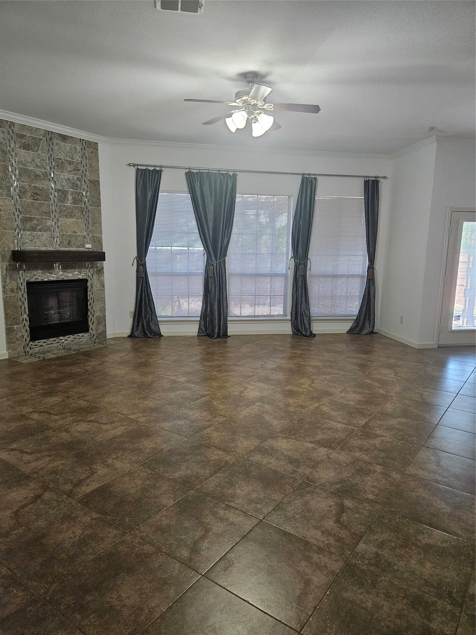 Single Family Residence For Rent in Tarrant County , 5852 Windy Meadow Lane, Grand Prairie, Texas 75052, 4 Bedroom, 2 Bathroom, 2 Garage spaces, 2,831 Sqft, built in 2006, mls#21366311, Real Estate Agent in Grand Prairie, Homes For Rent in Tarrant county, Homes For Rent in Grand Prairie, Realtor in Grand Prairie Texas, Real Estate Brokerage Independent Realty Texas, Luminita Cordes Realtor