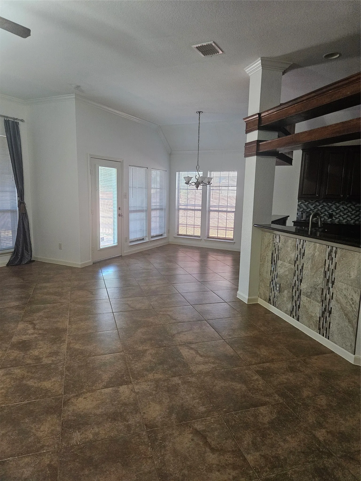 Single Family Residence For Rent in Tarrant County , 5852 Windy Meadow Lane, Grand Prairie, Texas 75052, 4 Bedroom, 2 Bathroom, 2 Garage spaces, 2,831 Sqft, built in 2006, mls#21366311, Real Estate Agent in Grand Prairie, Homes For Rent in Tarrant county, Homes For Rent in Grand Prairie, Realtor in Grand Prairie Texas, Real Estate Brokerage Independent Realty Texas, Luminita Cordes Realtor