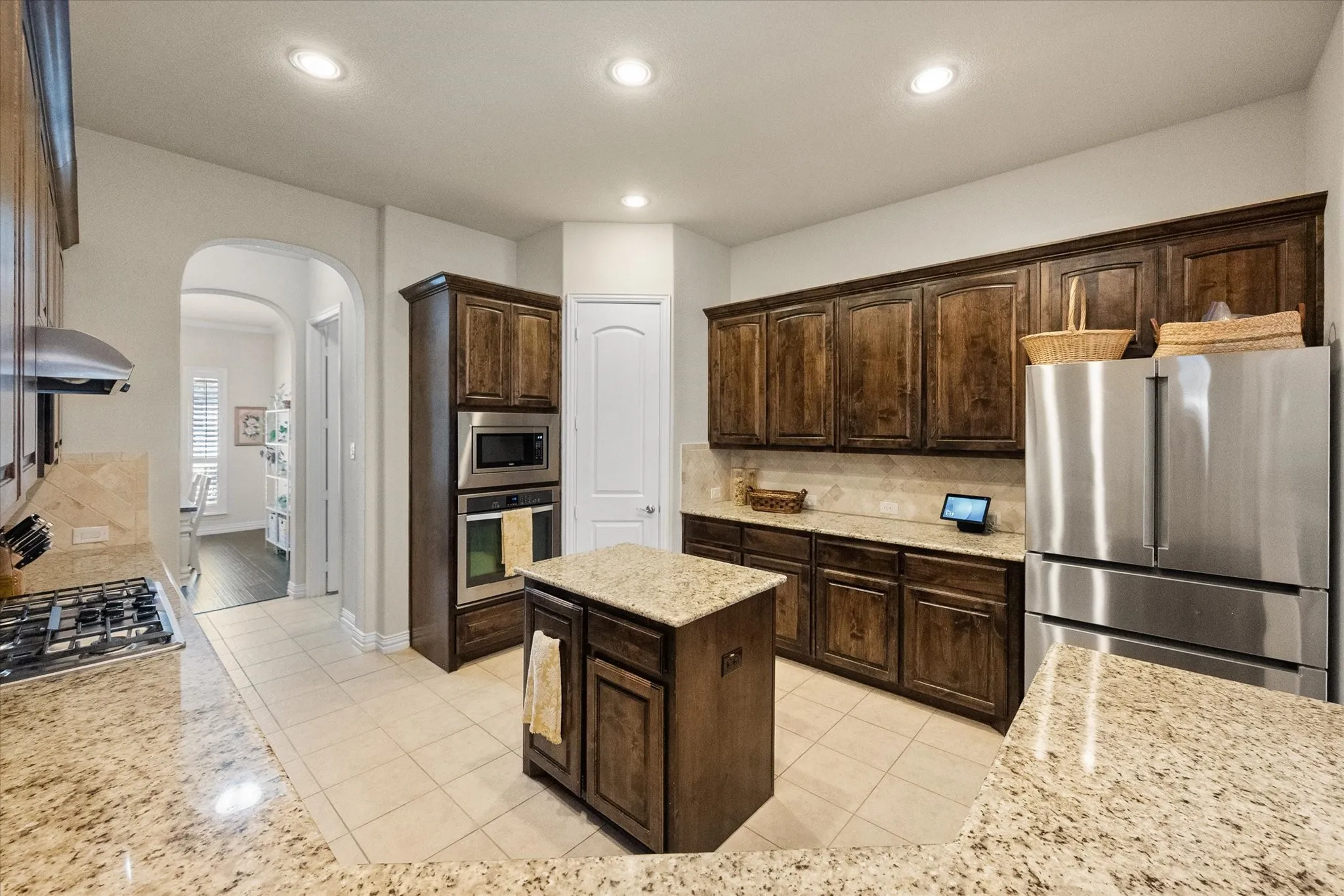 Single Family Residence For Sale in Denton County , 617 Newchester Drive, Roanoke, Texas 76262, 3 Bedroom, 3 Bathroom, 2 Garage spaces, 2,550 Sqft, built in 2013, mls#21366268, Real Estate Agent in Roanoke, Homes For Sale in Denton county, Homes For Sale in Roanoke, Realtor in Roanoke Texas, Real Estate Brokerage Independent Realty Texas, Luminita Cordes Realtor