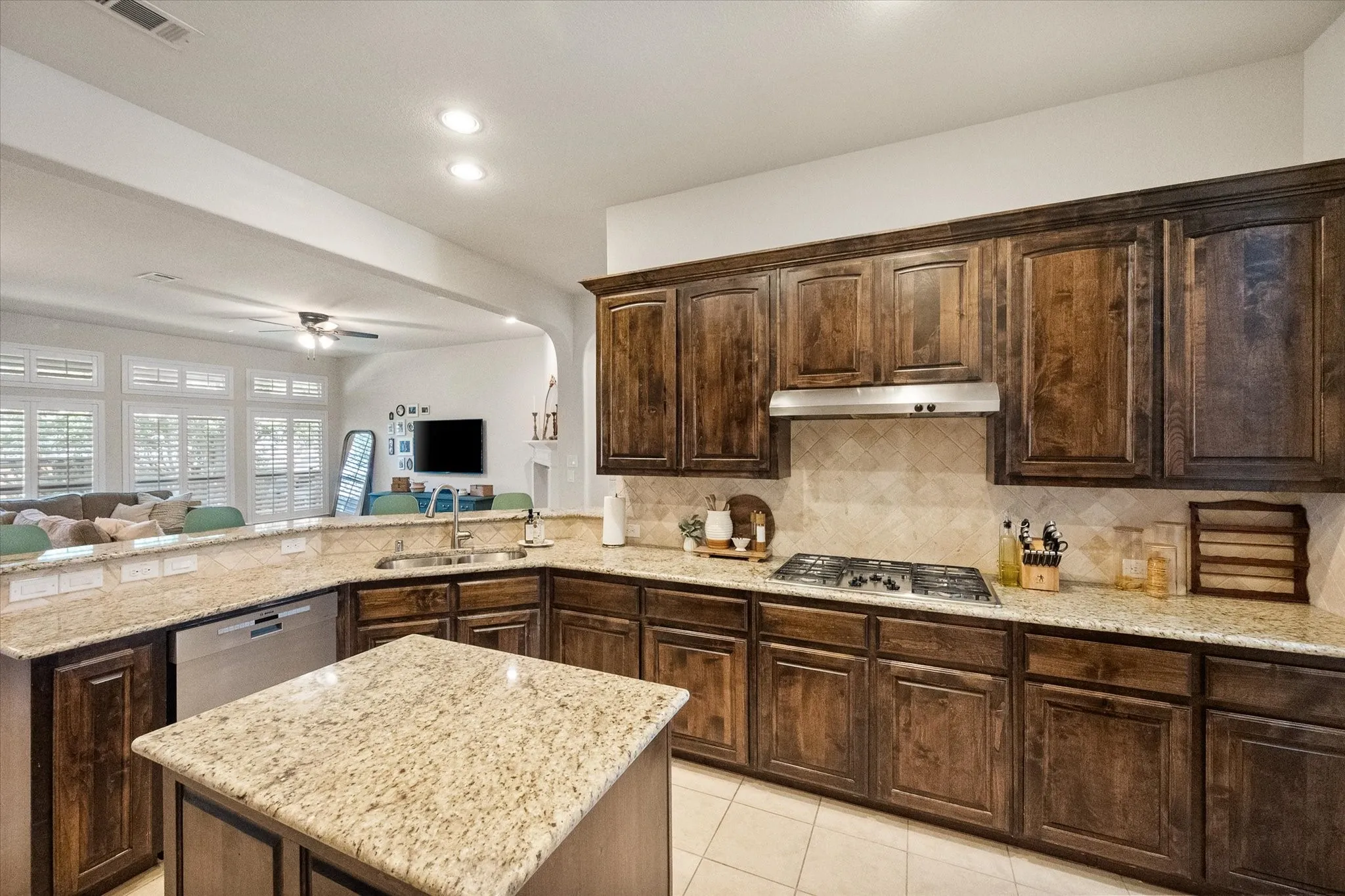 Single Family Residence For Sale in Denton County , 617 Newchester Drive, Roanoke, Texas 76262, 3 Bedroom, 3 Bathroom, 2 Garage spaces, 2,550 Sqft, built in 2013, mls#21366268, Real Estate Agent in Roanoke, Homes For Sale in Denton county, Homes For Sale in Roanoke, Realtor in Roanoke Texas, Real Estate Brokerage Independent Realty Texas, Luminita Cordes Realtor