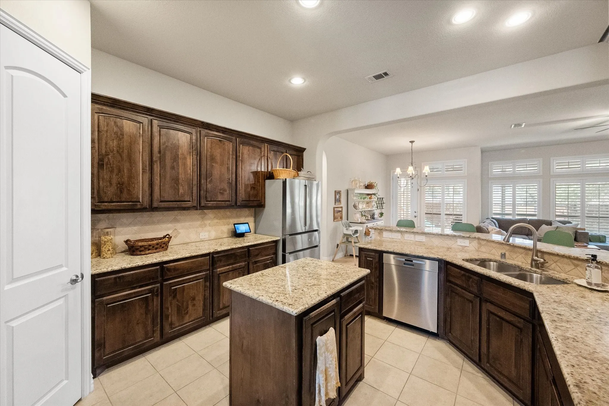 Single Family Residence For Sale in Denton County , 617 Newchester Drive, Roanoke, Texas 76262, 3 Bedroom, 3 Bathroom, 2 Garage spaces, 2,550 Sqft, built in 2013, mls#21366268, Real Estate Agent in Roanoke, Homes For Sale in Denton county, Homes For Sale in Roanoke, Realtor in Roanoke Texas, Real Estate Brokerage Independent Realty Texas, Luminita Cordes Realtor