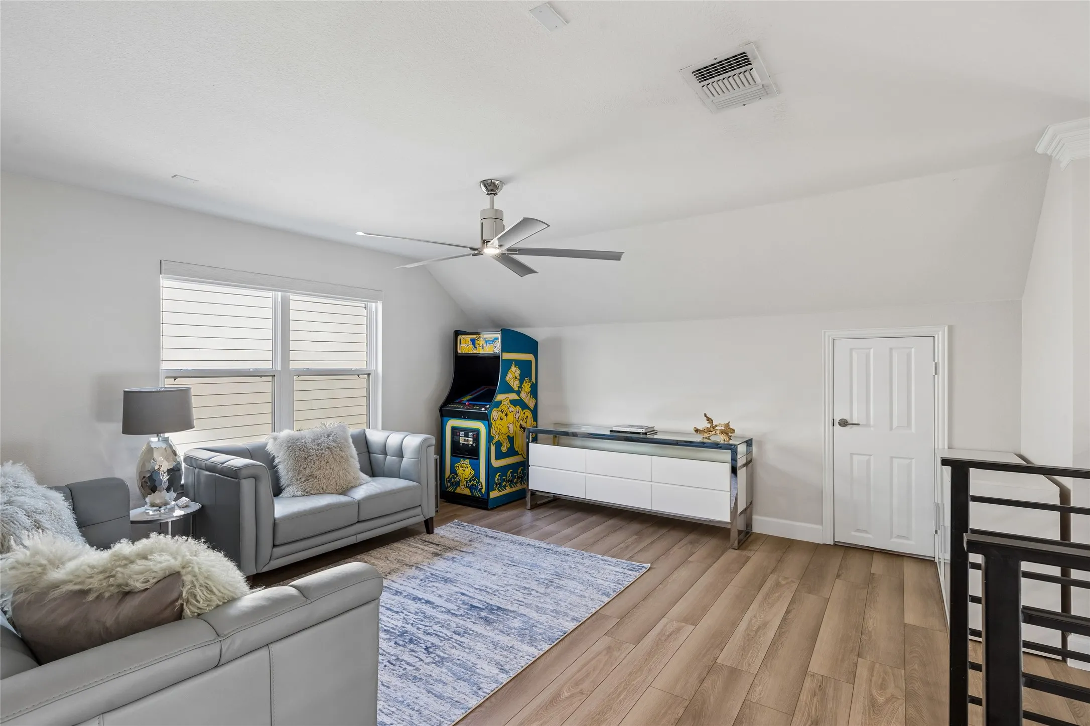 Single Family Residence For Sale in Tarrant County , 129 Satinwood, Grapevine, Texas 76051, 3 Bedroom, 3 Bathroom, 2 Garage spaces, 2,527 Sqft, built in 2002, mls#21363976, Real Estate Agent in Grapevine, Homes For Sale in Tarrant county, Homes For Sale in Grapevine, Realtor in Grapevine Texas, Real Estate Brokerage Independent Realty Texas, Luminita Cordes Realtor