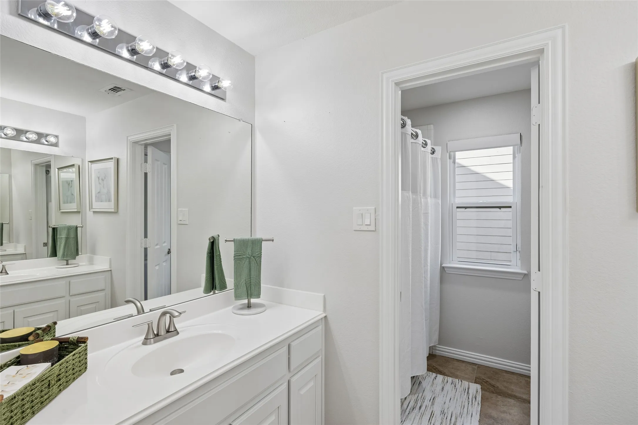 Single Family Residence For Sale in Tarrant County , 129 Satinwood, Grapevine, Texas 76051, 3 Bedroom, 3 Bathroom, 2 Garage spaces, 2,527 Sqft, built in 2002, mls#21363976, Real Estate Agent in Grapevine, Homes For Sale in Tarrant county, Homes For Sale in Grapevine, Realtor in Grapevine Texas, Real Estate Brokerage Independent Realty Texas, Luminita Cordes Realtor