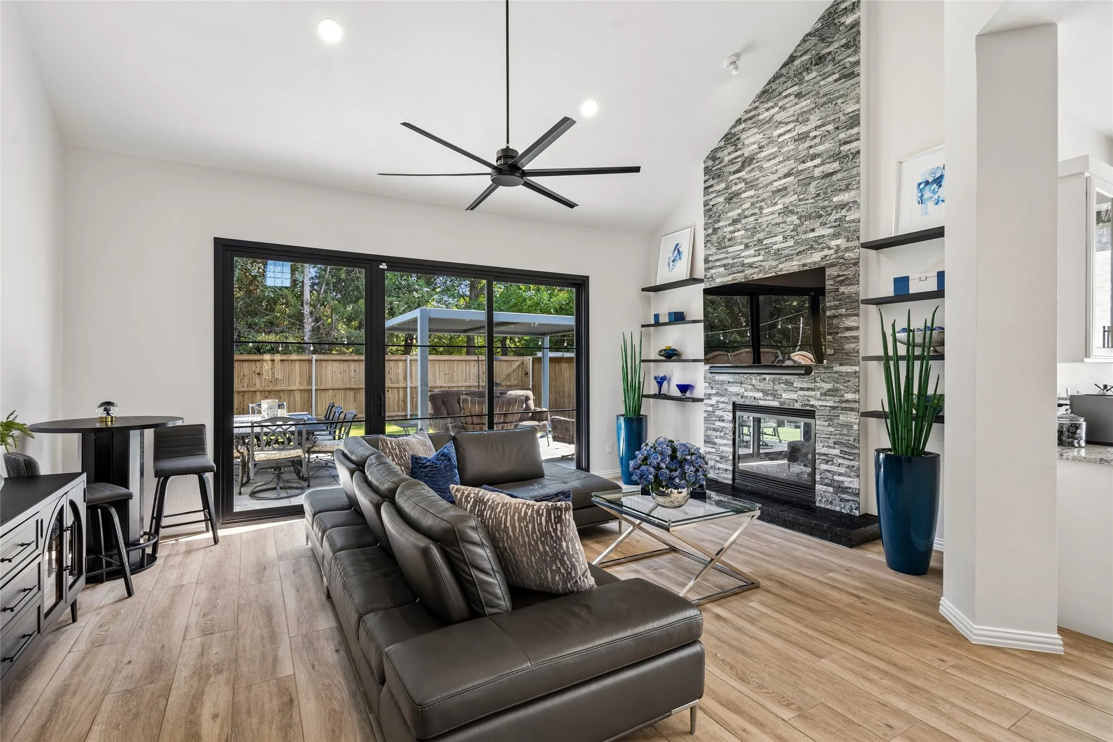 Single Family Residence For Sale in Tarrant County , 129 Satinwood, Grapevine, Texas 76051, 3 Bedroom, 3 Bathroom, 2 Garage spaces, 2,527 Sqft, built in 2002, mls#21363976, Real Estate Agent in Grapevine, Homes For Sale in Tarrant county, Homes For Sale in Grapevine, Realtor in Grapevine Texas, Real Estate Brokerage Independent Realty Texas, Luminita Cordes Realtor