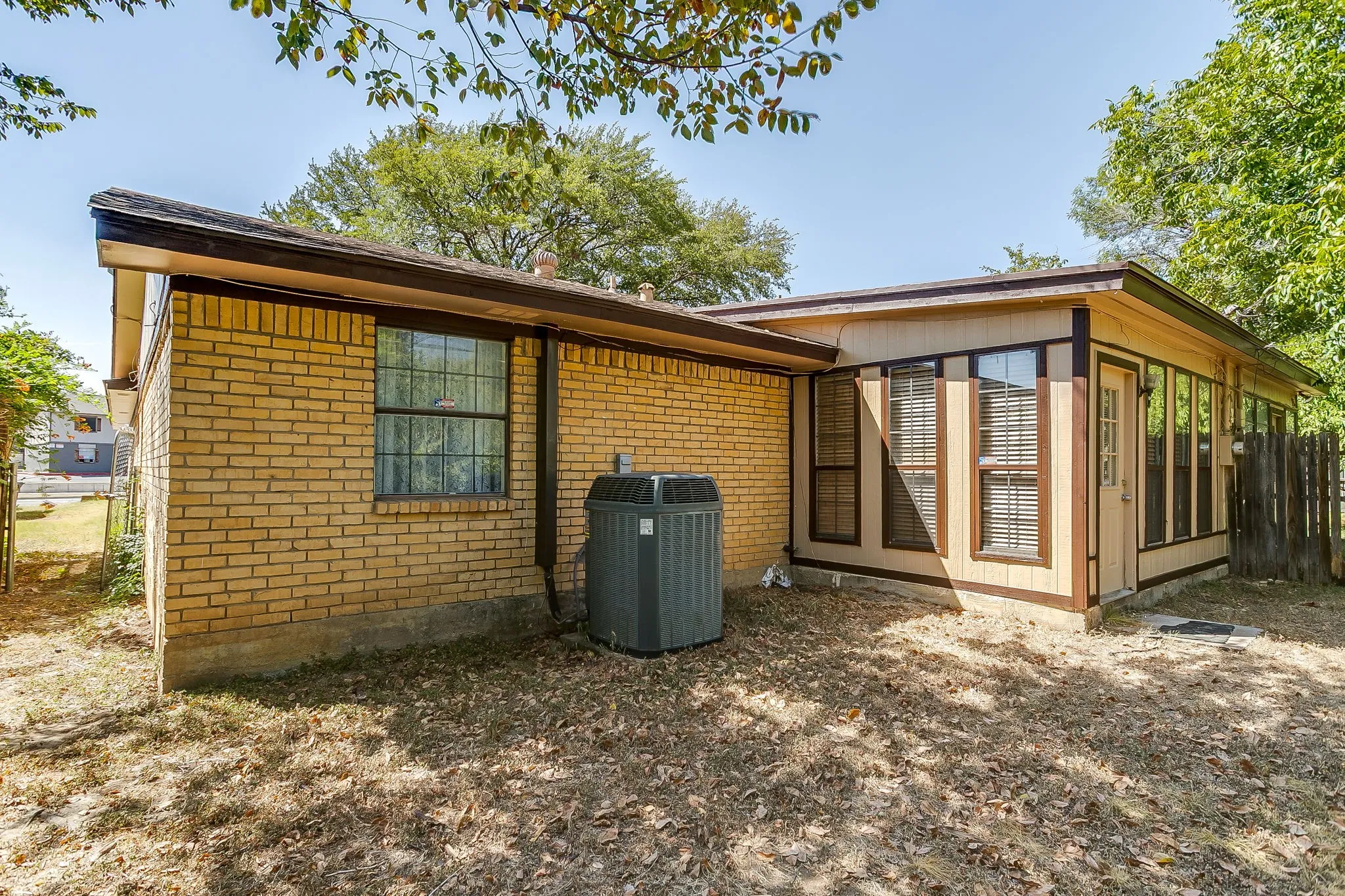 Duplex For Rent in Tarrant County , 3031 Las Vegas Trail, Fort Worth, Texas 76116, 3 Bedroom, 2 Bathroom, 2 Garage spaces, 1,494 Sqft, built in 1976, mls#21366114, Real Estate Agent in Fort Worth, Homes For Rent in Tarrant county, Homes For Rent in Fort Worth, Realtor in Fort Worth Texas, Real Estate Brokerage Independent Realty Texas, Luminita Cordes Realtor
