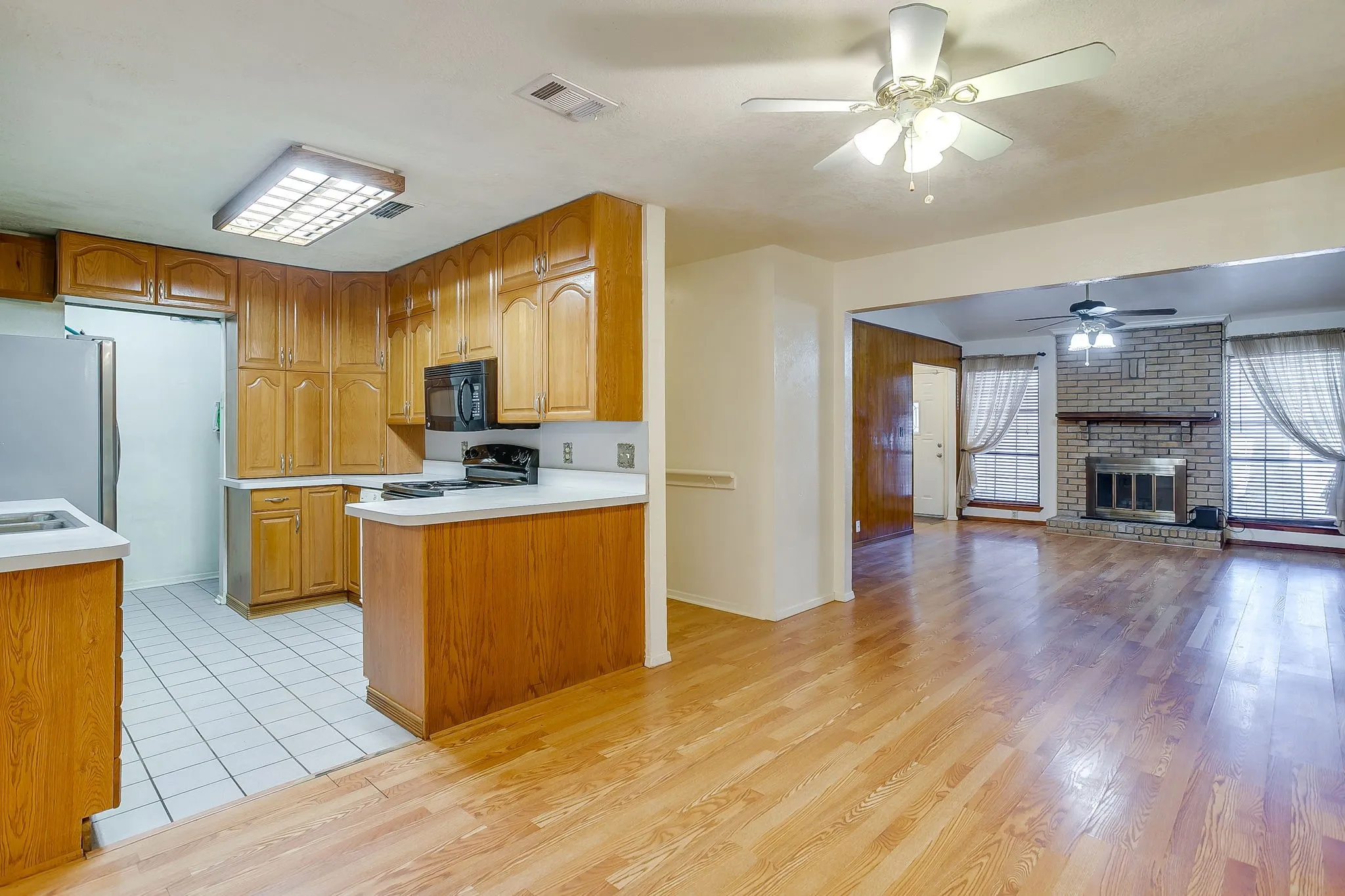 Duplex For Rent in Tarrant County , 3031 Las Vegas Trail, Fort Worth, Texas 76116, 3 Bedroom, 2 Bathroom, 2 Garage spaces, 1,494 Sqft, built in 1976, mls#21366114, Real Estate Agent in Fort Worth, Homes For Rent in Tarrant county, Homes For Rent in Fort Worth, Realtor in Fort Worth Texas, Real Estate Brokerage Independent Realty Texas, Luminita Cordes Realtor