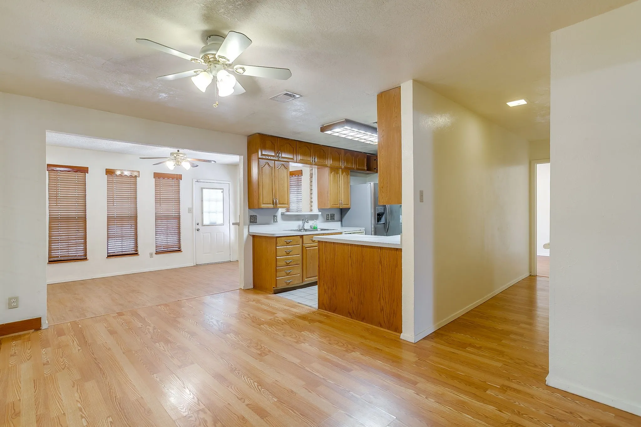 Duplex For Rent in Tarrant County , 3031 Las Vegas Trail, Fort Worth, Texas 76116, 3 Bedroom, 2 Bathroom, 2 Garage spaces, 1,494 Sqft, built in 1976, mls#21366114, Real Estate Agent in Fort Worth, Homes For Rent in Tarrant county, Homes For Rent in Fort Worth, Realtor in Fort Worth Texas, Real Estate Brokerage Independent Realty Texas, Luminita Cordes Realtor