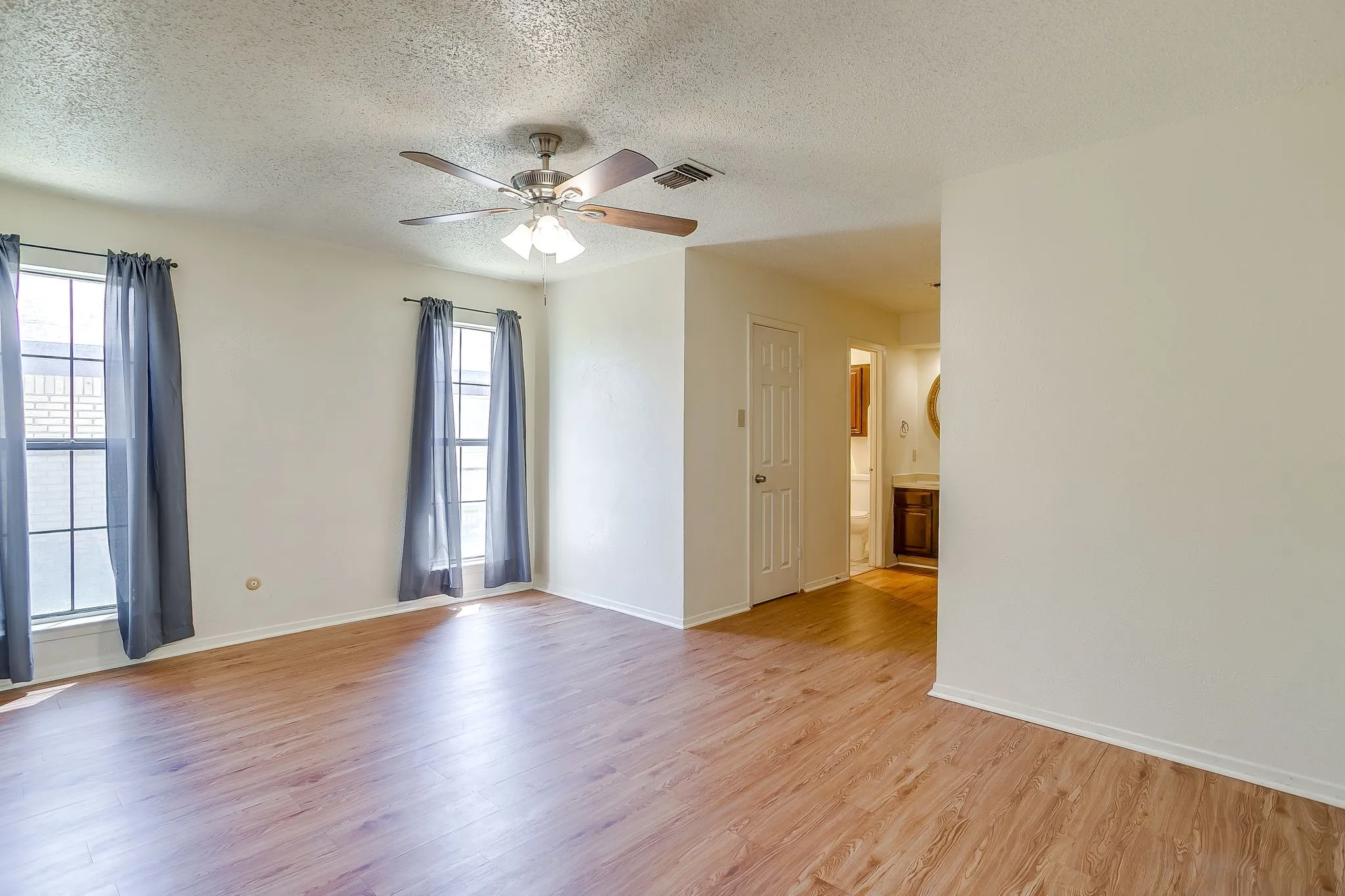 Duplex For Rent in Tarrant County , 3031 Las Vegas Trail, Fort Worth, Texas 76116, 3 Bedroom, 2 Bathroom, 2 Garage spaces, 1,494 Sqft, built in 1976, mls#21366114, Real Estate Agent in Fort Worth, Homes For Rent in Tarrant county, Homes For Rent in Fort Worth, Realtor in Fort Worth Texas, Real Estate Brokerage Independent Realty Texas, Luminita Cordes Realtor