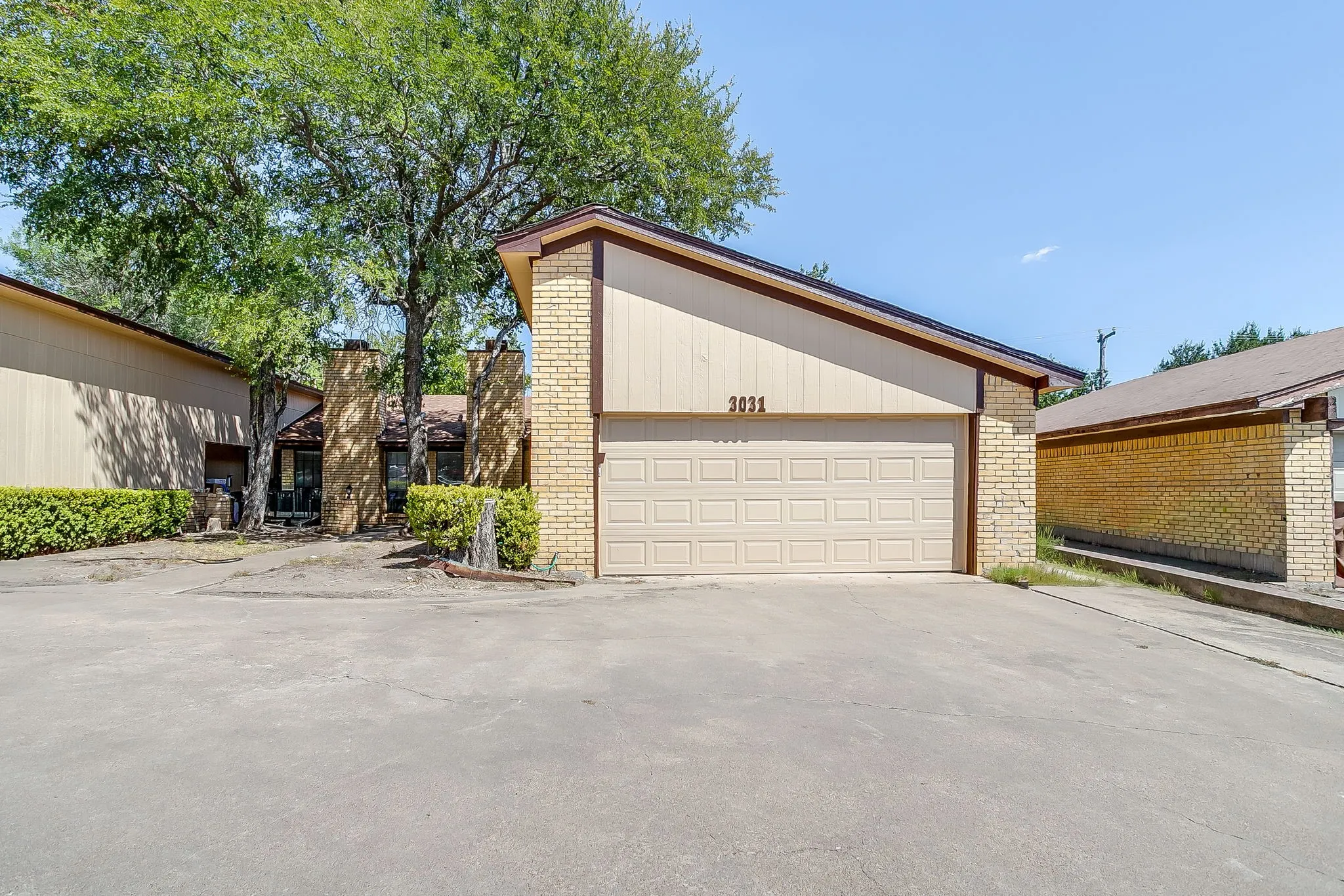 Duplex For Rent in Tarrant County , 3031 Las Vegas Trail, Fort Worth, Texas 76116, 3 Bedroom, 2 Bathroom, 2 Garage spaces, 1,494 Sqft, built in 1976, mls#21366114, Real Estate Agent in Fort Worth, Homes For Rent in Tarrant county, Homes For Rent in Fort Worth, Realtor in Fort Worth Texas, Real Estate Brokerage Independent Realty Texas, Luminita Cordes Realtor