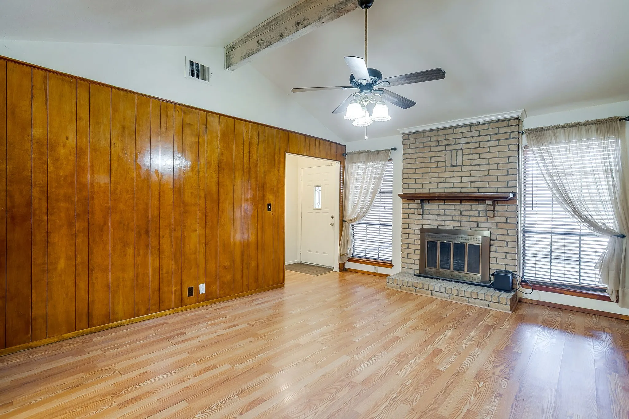 Duplex For Rent in Tarrant County , 3031 Las Vegas Trail, Fort Worth, Texas 76116, 3 Bedroom, 2 Bathroom, 2 Garage spaces, 1,494 Sqft, built in 1976, mls#21366114, Real Estate Agent in Fort Worth, Homes For Rent in Tarrant county, Homes For Rent in Fort Worth, Realtor in Fort Worth Texas, Real Estate Brokerage Independent Realty Texas, Luminita Cordes Realtor