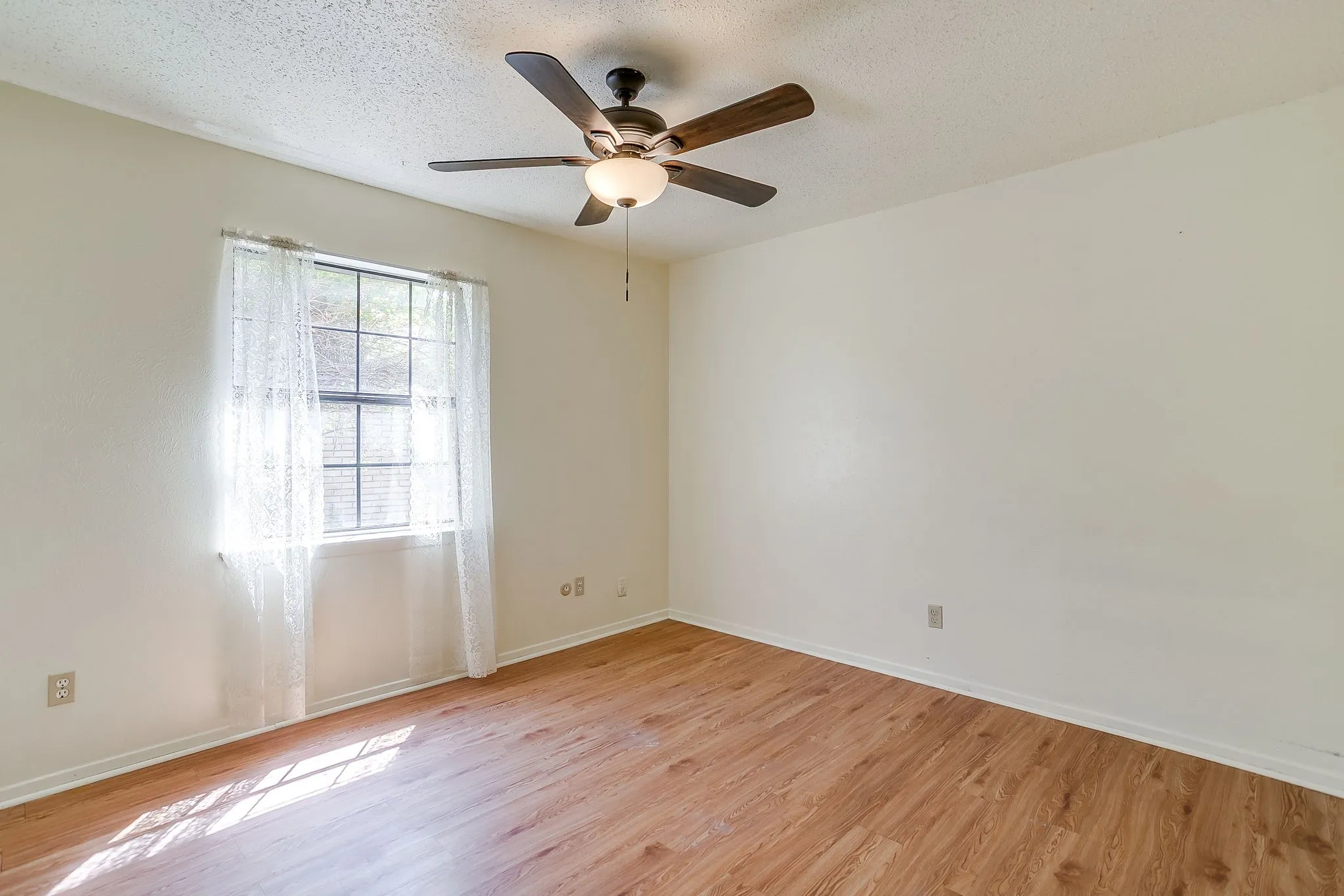 Duplex For Rent in Tarrant County , 3031 Las Vegas Trail, Fort Worth, Texas 76116, 3 Bedroom, 2 Bathroom, 2 Garage spaces, 1,494 Sqft, built in 1976, mls#21366114, Real Estate Agent in Fort Worth, Homes For Rent in Tarrant county, Homes For Rent in Fort Worth, Realtor in Fort Worth Texas, Real Estate Brokerage Independent Realty Texas, Luminita Cordes Realtor