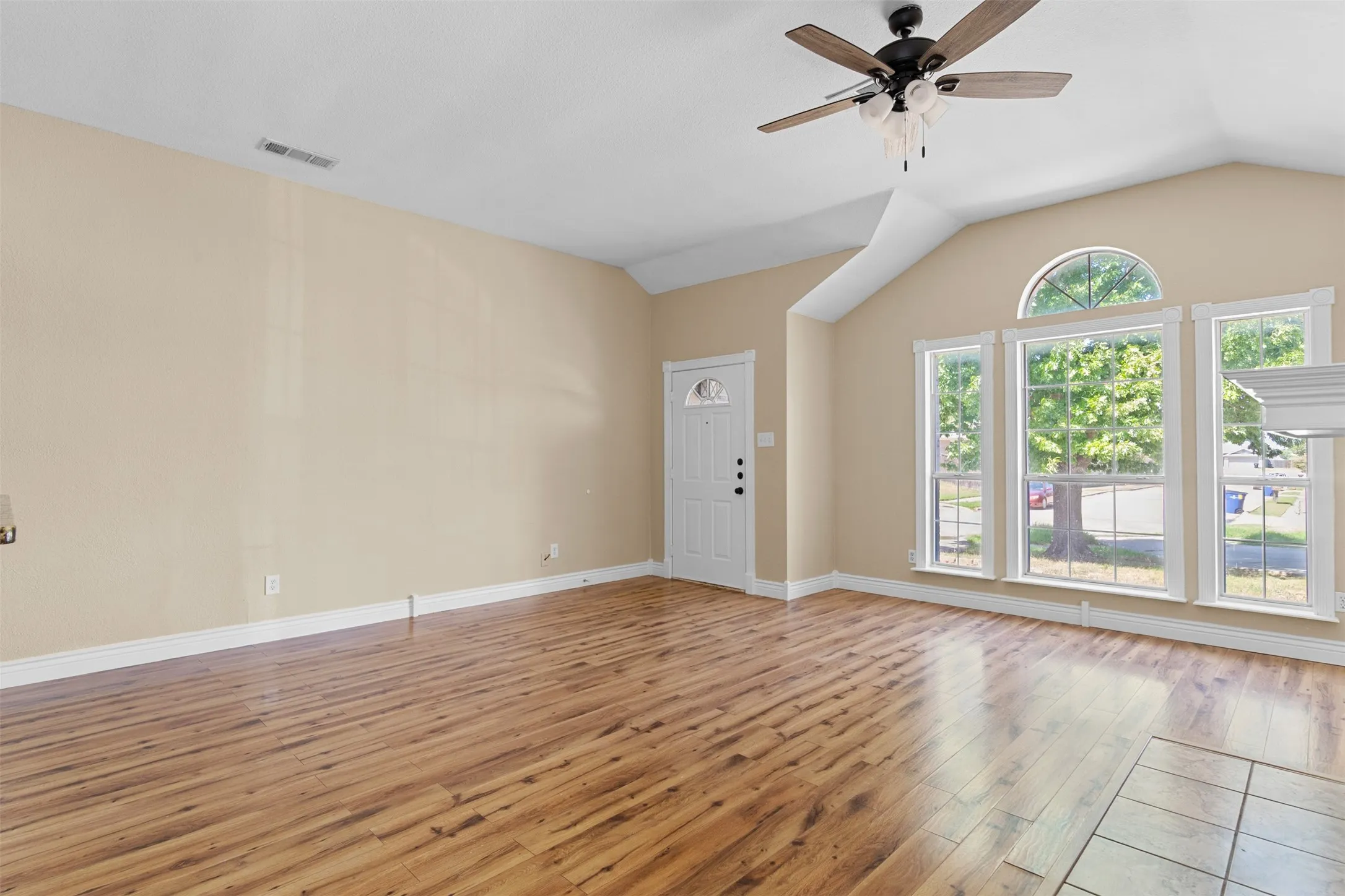 Single Family Residence For Sale in Ellis County , 1422 Misty Meadow Drive, Midlothian, Texas 76065, 3 Bedroom, 2 Bathroom, 2 Garage spaces, 1,438 Sqft, built in 2000, mls#21364073, Real Estate Agent in Midlothian, Homes For Sale in Ellis county, Homes For Sale in Midlothian, Realtor in Midlothian Texas, Real Estate Brokerage Independent Realty Texas, Luminita Cordes Realtor