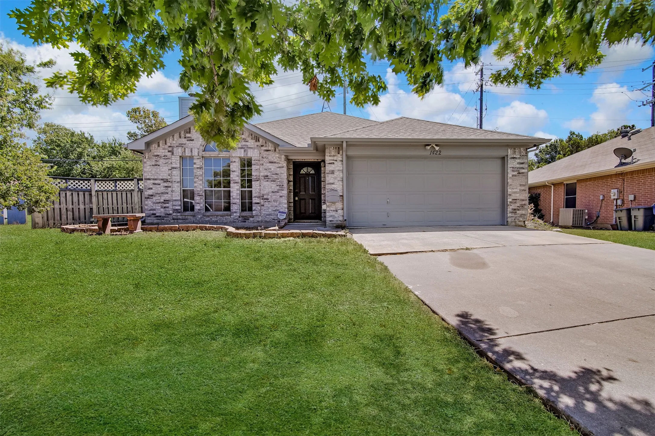 Single Family Residence For Sale in Ellis County , 1422 Misty Meadow Drive, Midlothian, Texas 76065, 3 Bedroom, 2 Bathroom, 2 Garage spaces, 1,438 Sqft, built in 2000, mls#21364073, Real Estate Agent in Midlothian, Homes For Sale in Ellis county, Homes For Sale in Midlothian, Realtor in Midlothian Texas, Real Estate Brokerage Independent Realty Texas, Luminita Cordes Realtor