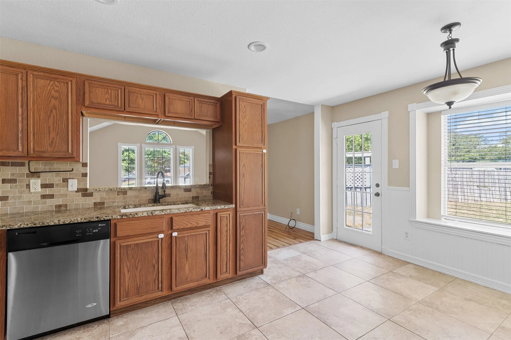 Single Family Residence For Sale in Ellis County , 1422 Misty Meadow Drive, Midlothian, Texas 76065, 3 Bedroom, 2 Bathroom, 2 Garage spaces, 1,438 Sqft, built in 2000, mls#21364073, Real Estate Agent in Midlothian, Homes For Sale in Ellis county, Homes For Sale in Midlothian, Realtor in Midlothian Texas, Real Estate Brokerage Independent Realty Texas, Luminita Cordes Realtor