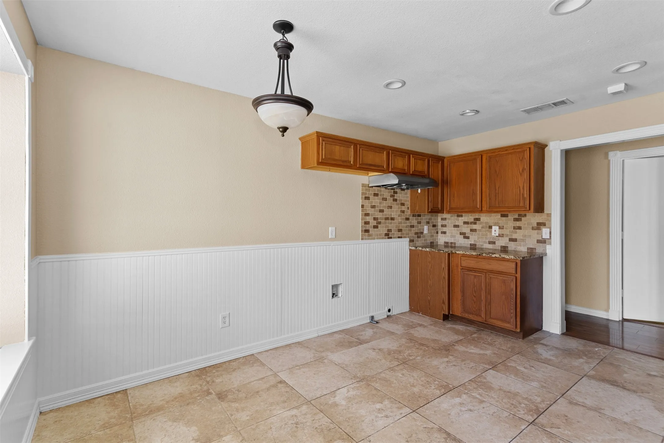 Single Family Residence For Sale in Ellis County , 1422 Misty Meadow Drive, Midlothian, Texas 76065, 3 Bedroom, 2 Bathroom, 2 Garage spaces, 1,438 Sqft, built in 2000, mls#21364073, Real Estate Agent in Midlothian, Homes For Sale in Ellis county, Homes For Sale in Midlothian, Realtor in Midlothian Texas, Real Estate Brokerage Independent Realty Texas, Luminita Cordes Realtor