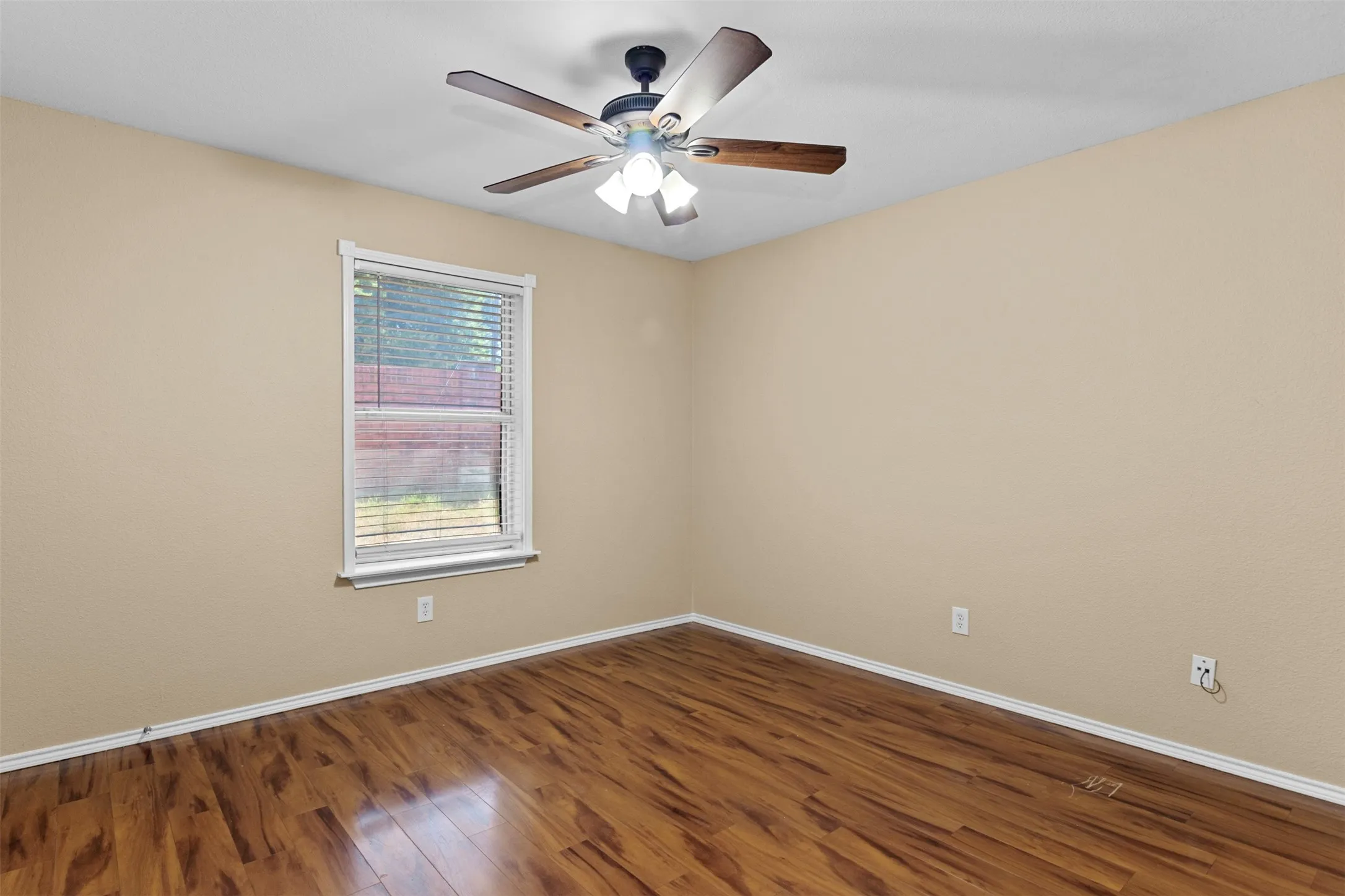 Single Family Residence For Sale in Ellis County , 1422 Misty Meadow Drive, Midlothian, Texas 76065, 3 Bedroom, 2 Bathroom, 2 Garage spaces, 1,438 Sqft, built in 2000, mls#21364073, Real Estate Agent in Midlothian, Homes For Sale in Ellis county, Homes For Sale in Midlothian, Realtor in Midlothian Texas, Real Estate Brokerage Independent Realty Texas, Luminita Cordes Realtor