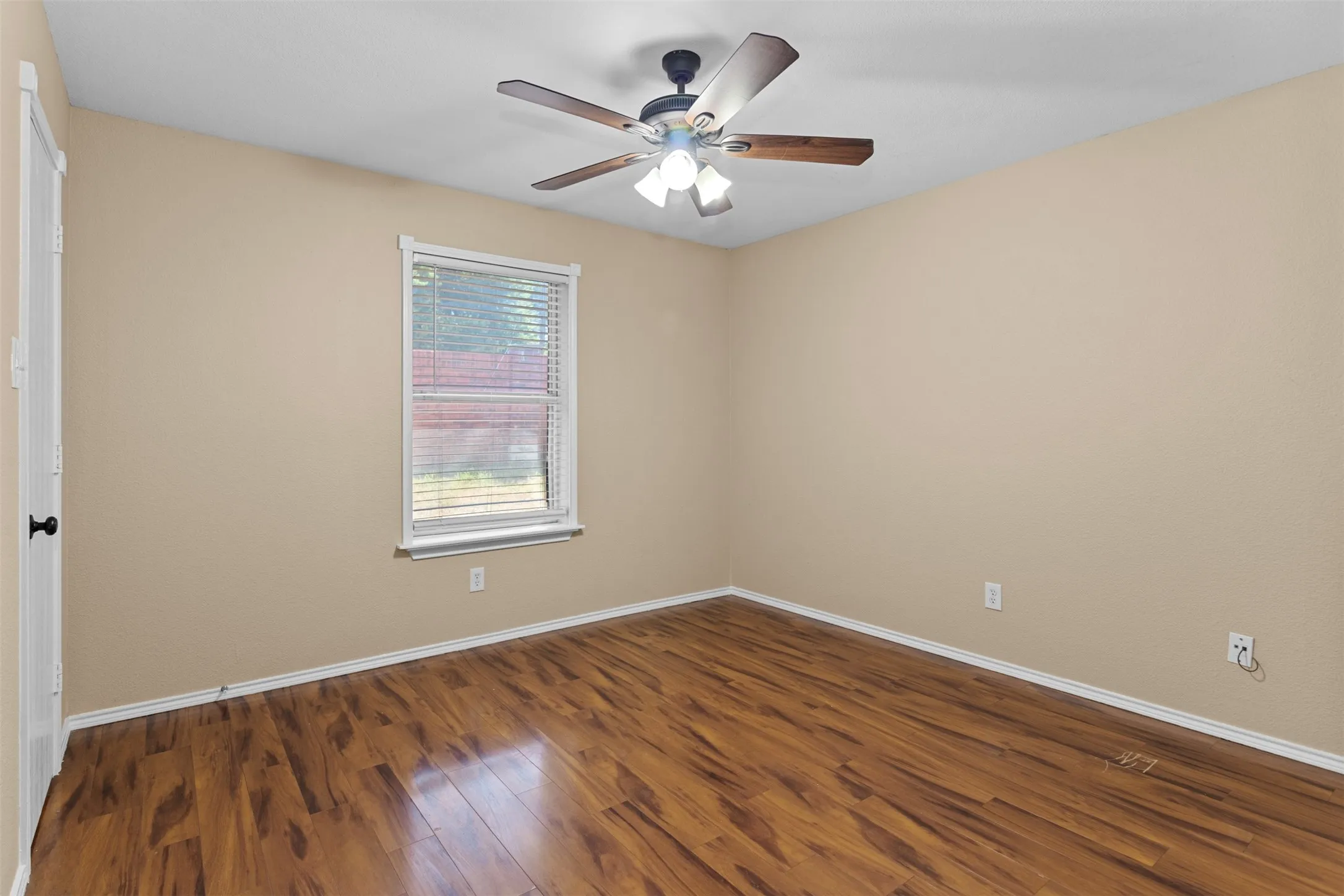 Single Family Residence For Sale in Ellis County , 1422 Misty Meadow Drive, Midlothian, Texas 76065, 3 Bedroom, 2 Bathroom, 2 Garage spaces, 1,438 Sqft, built in 2000, mls#21364073, Real Estate Agent in Midlothian, Homes For Sale in Ellis county, Homes For Sale in Midlothian, Realtor in Midlothian Texas, Real Estate Brokerage Independent Realty Texas, Luminita Cordes Realtor