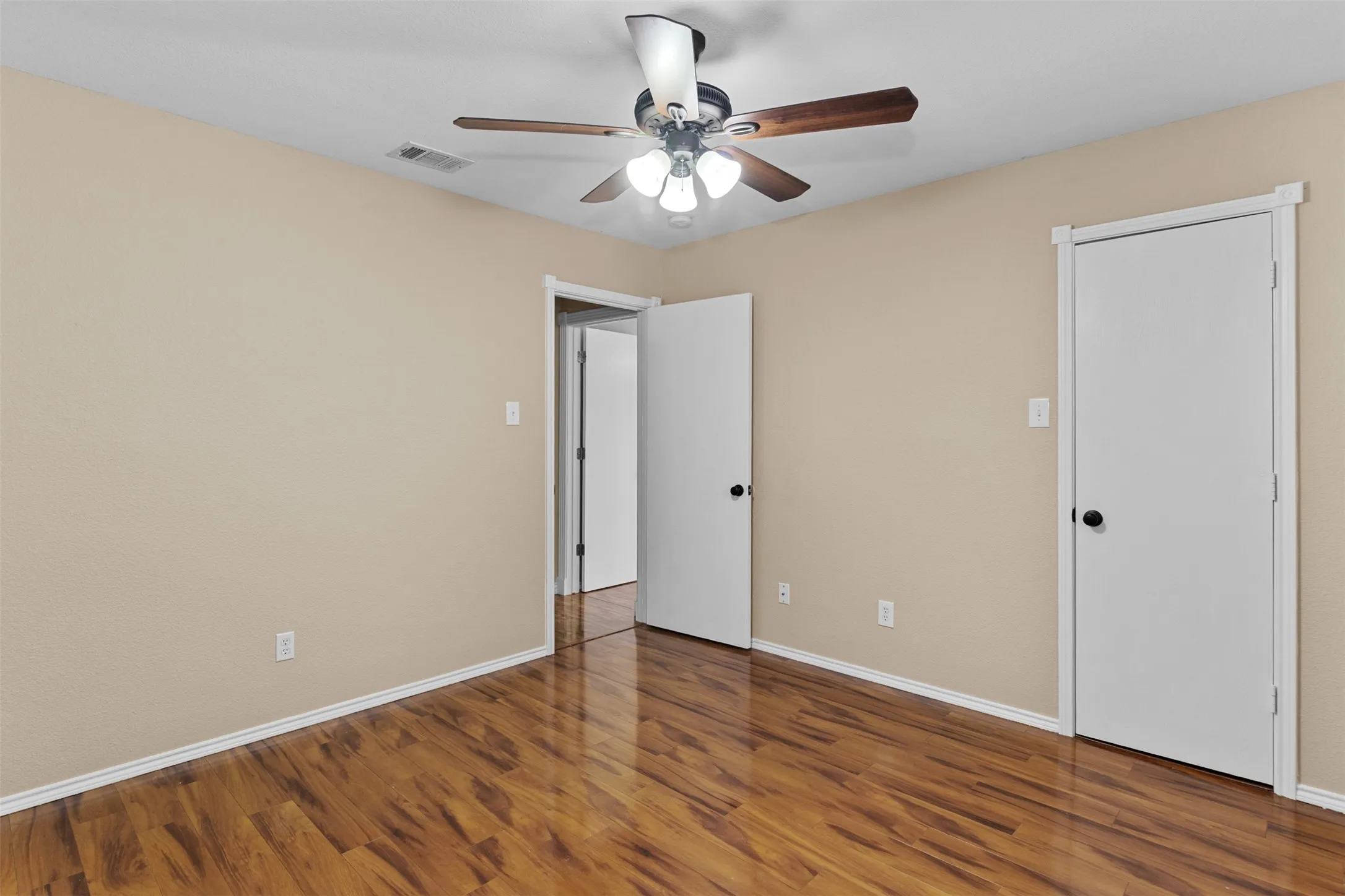 Single Family Residence For Sale in Ellis County , 1422 Misty Meadow Drive, Midlothian, Texas 76065, 3 Bedroom, 2 Bathroom, 2 Garage spaces, 1,438 Sqft, built in 2000, mls#21364073, Real Estate Agent in Midlothian, Homes For Sale in Ellis county, Homes For Sale in Midlothian, Realtor in Midlothian Texas, Real Estate Brokerage Independent Realty Texas, Luminita Cordes Realtor