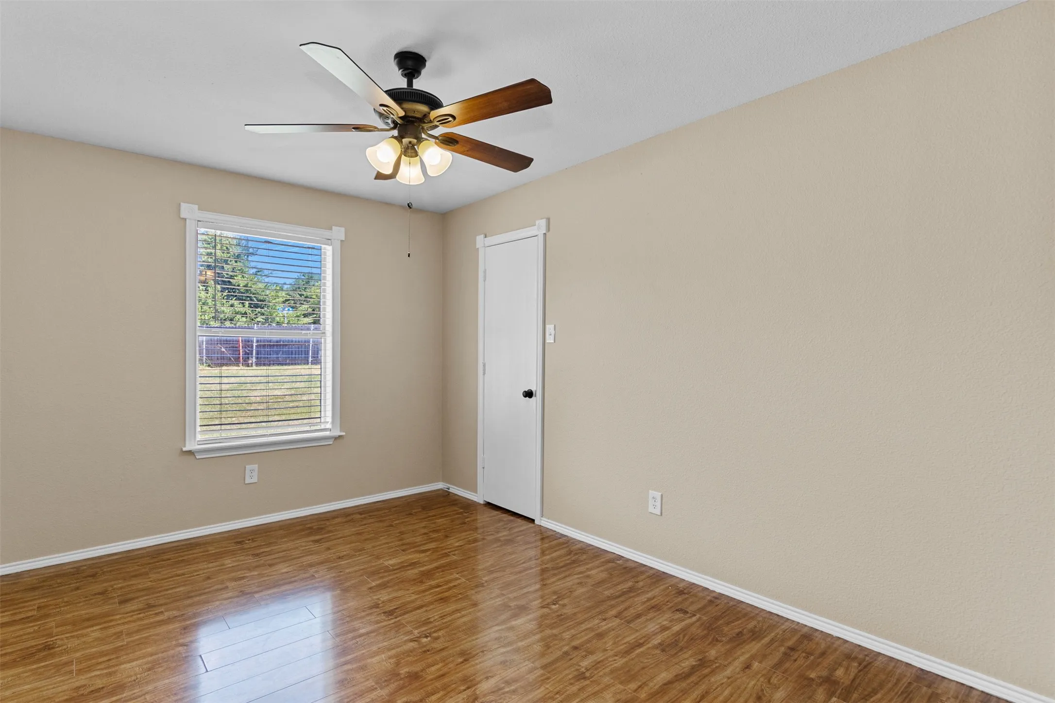 Single Family Residence For Sale in Ellis County , 1422 Misty Meadow Drive, Midlothian, Texas 76065, 3 Bedroom, 2 Bathroom, 2 Garage spaces, 1,438 Sqft, built in 2000, mls#21364073, Real Estate Agent in Midlothian, Homes For Sale in Ellis county, Homes For Sale in Midlothian, Realtor in Midlothian Texas, Real Estate Brokerage Independent Realty Texas, Luminita Cordes Realtor