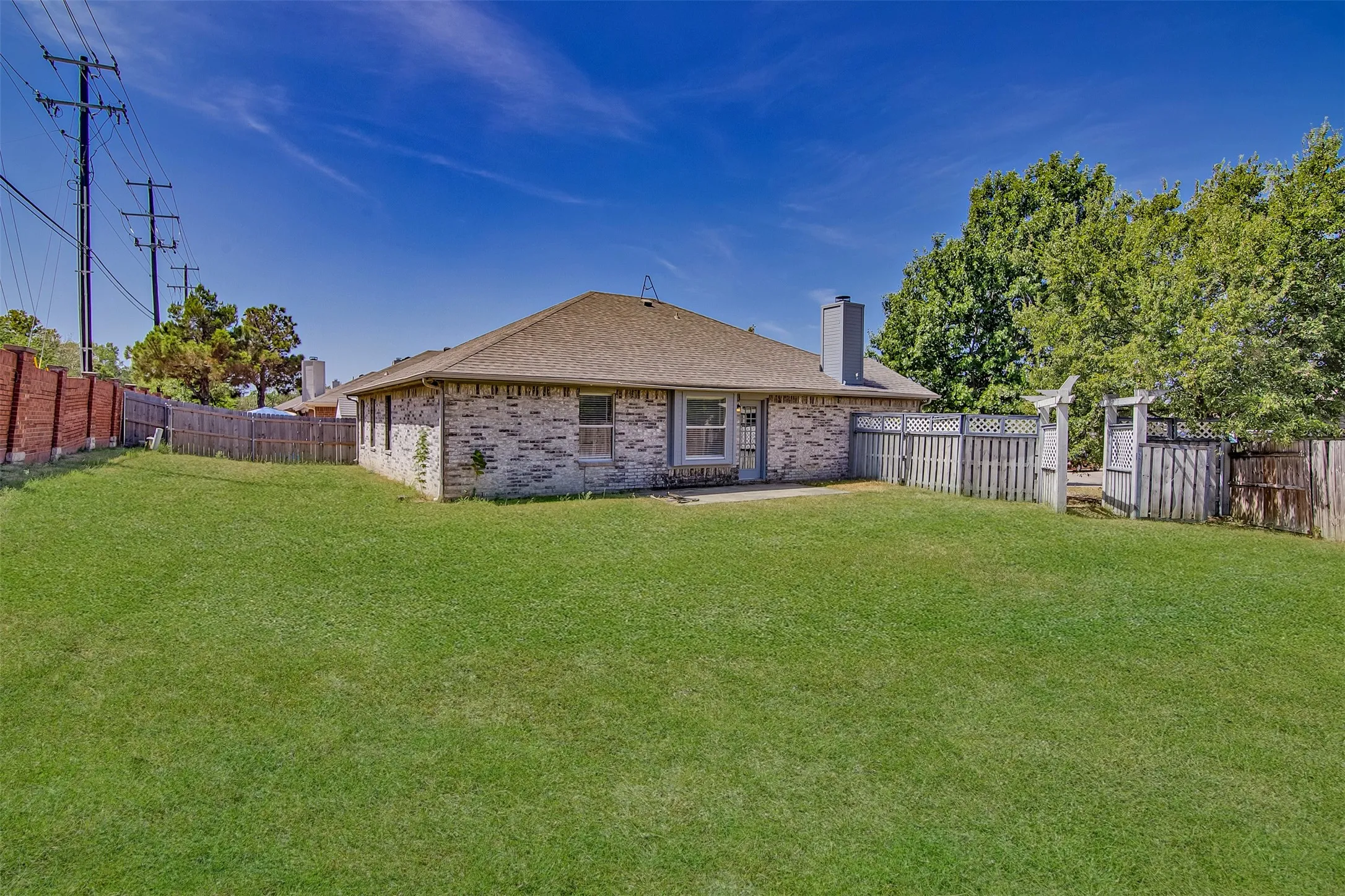Single Family Residence For Sale in Ellis County , 1422 Misty Meadow Drive, Midlothian, Texas 76065, 3 Bedroom, 2 Bathroom, 2 Garage spaces, 1,438 Sqft, built in 2000, mls#21364073, Real Estate Agent in Midlothian, Homes For Sale in Ellis county, Homes For Sale in Midlothian, Realtor in Midlothian Texas, Real Estate Brokerage Independent Realty Texas, Luminita Cordes Realtor