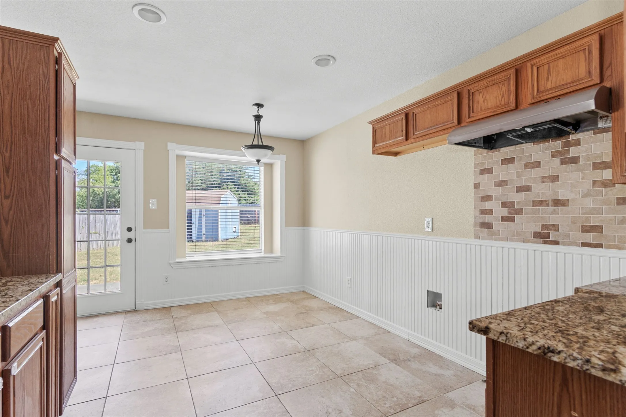 Single Family Residence For Sale in Ellis County , 1422 Misty Meadow Drive, Midlothian, Texas 76065, 3 Bedroom, 2 Bathroom, 2 Garage spaces, 1,438 Sqft, built in 2000, mls#21364073, Real Estate Agent in Midlothian, Homes For Sale in Ellis county, Homes For Sale in Midlothian, Realtor in Midlothian Texas, Real Estate Brokerage Independent Realty Texas, Luminita Cordes Realtor