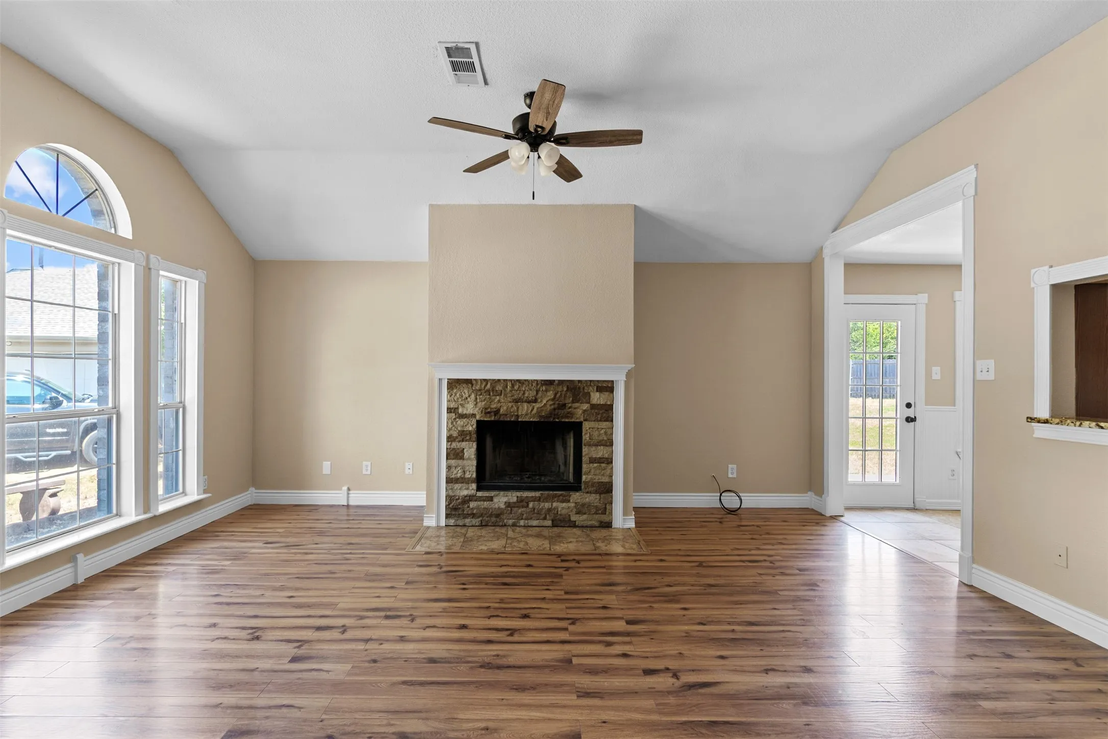 Single Family Residence For Sale in Ellis County , 1422 Misty Meadow Drive, Midlothian, Texas 76065, 3 Bedroom, 2 Bathroom, 2 Garage spaces, 1,438 Sqft, built in 2000, mls#21364073, Real Estate Agent in Midlothian, Homes For Sale in Ellis county, Homes For Sale in Midlothian, Realtor in Midlothian Texas, Real Estate Brokerage Independent Realty Texas, Luminita Cordes Realtor