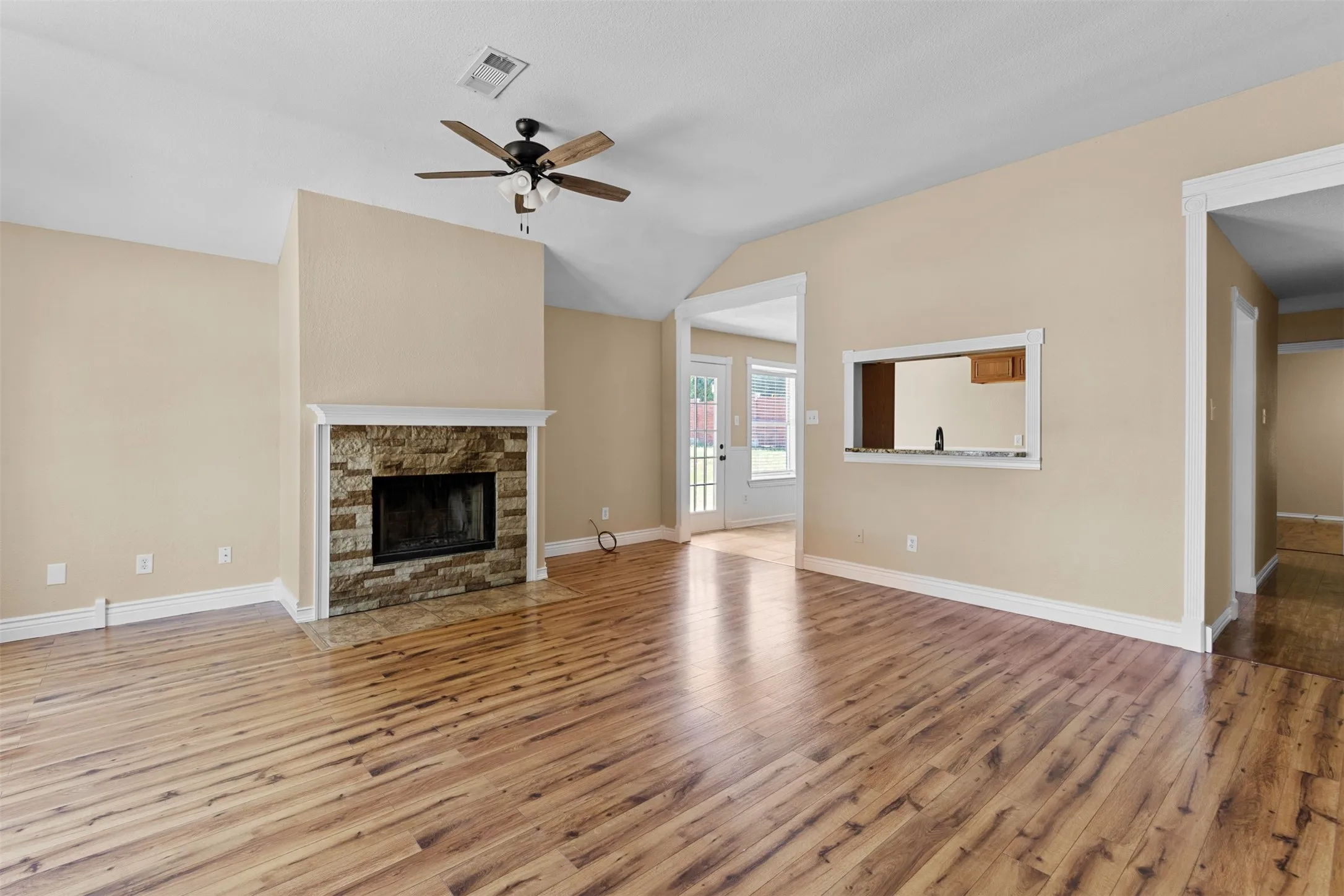 Single Family Residence For Sale in Ellis County , 1422 Misty Meadow Drive, Midlothian, Texas 76065, 3 Bedroom, 2 Bathroom, 2 Garage spaces, 1,438 Sqft, built in 2000, mls#21364073, Real Estate Agent in Midlothian, Homes For Sale in Ellis county, Homes For Sale in Midlothian, Realtor in Midlothian Texas, Real Estate Brokerage Independent Realty Texas, Luminita Cordes Realtor