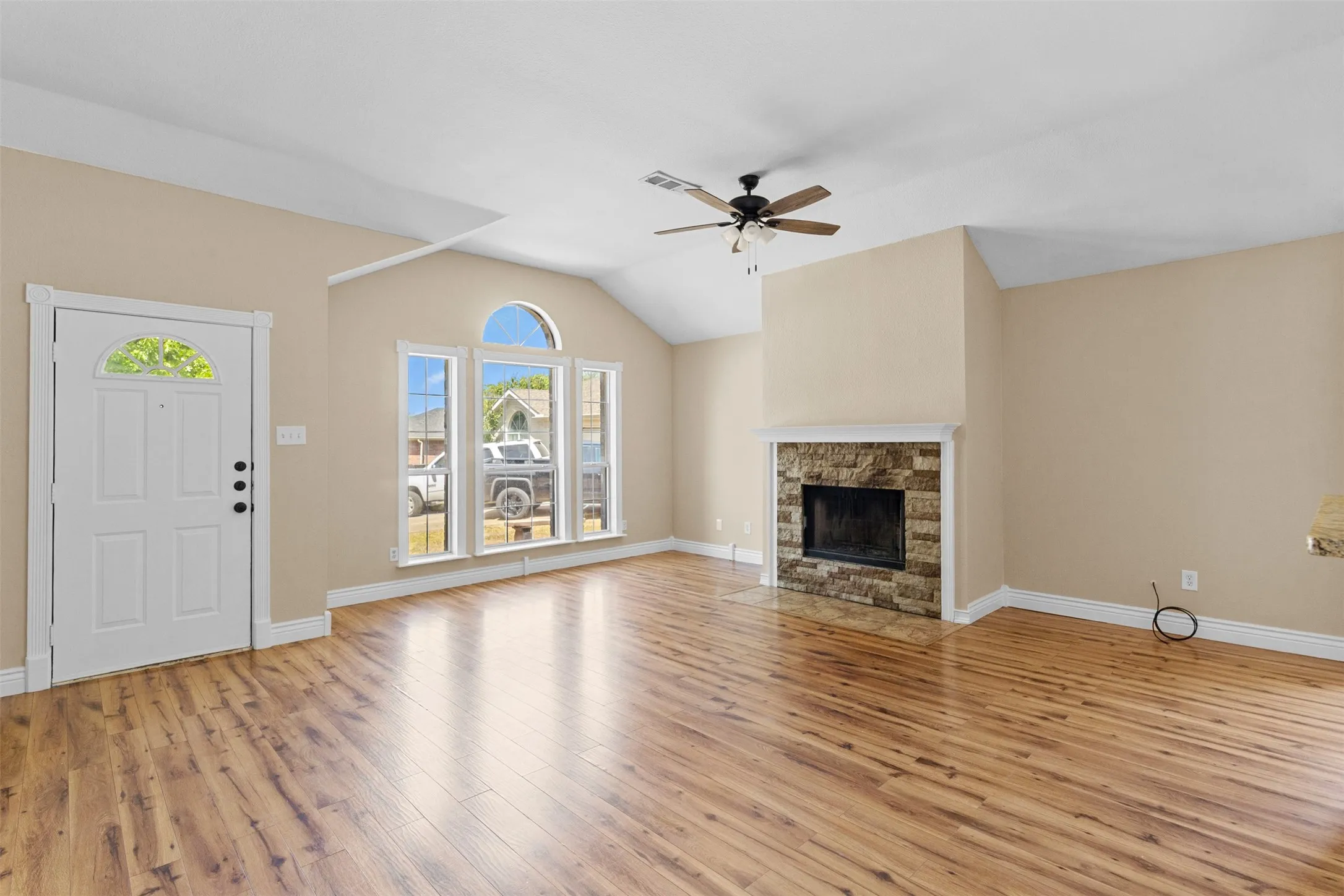 Single Family Residence For Sale in Ellis County , 1422 Misty Meadow Drive, Midlothian, Texas 76065, 3 Bedroom, 2 Bathroom, 2 Garage spaces, 1,438 Sqft, built in 2000, mls#21364073, Real Estate Agent in Midlothian, Homes For Sale in Ellis county, Homes For Sale in Midlothian, Realtor in Midlothian Texas, Real Estate Brokerage Independent Realty Texas, Luminita Cordes Realtor