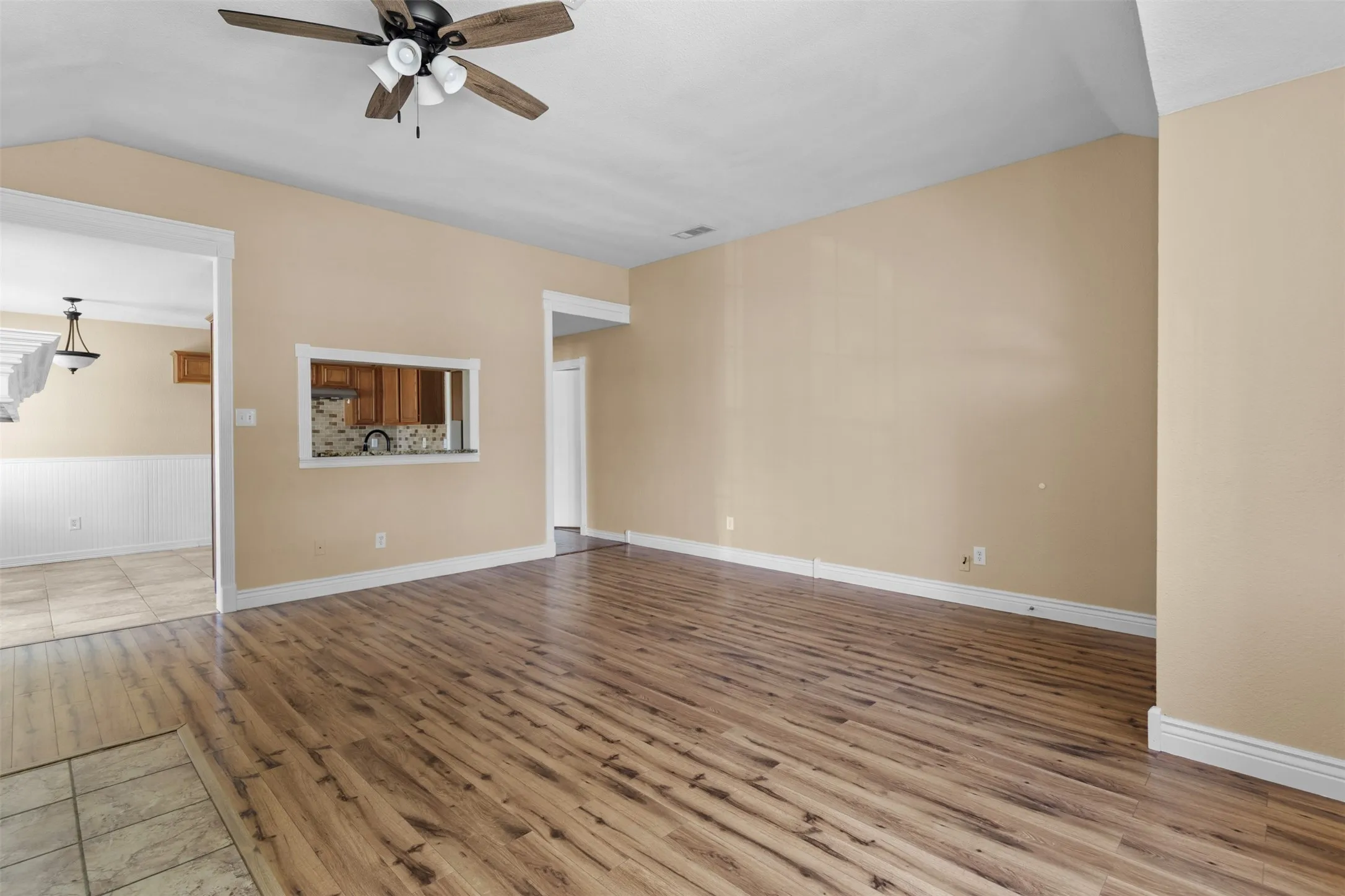 Single Family Residence For Sale in Ellis County , 1422 Misty Meadow Drive, Midlothian, Texas 76065, 3 Bedroom, 2 Bathroom, 2 Garage spaces, 1,438 Sqft, built in 2000, mls#21364073, Real Estate Agent in Midlothian, Homes For Sale in Ellis county, Homes For Sale in Midlothian, Realtor in Midlothian Texas, Real Estate Brokerage Independent Realty Texas, Luminita Cordes Realtor
