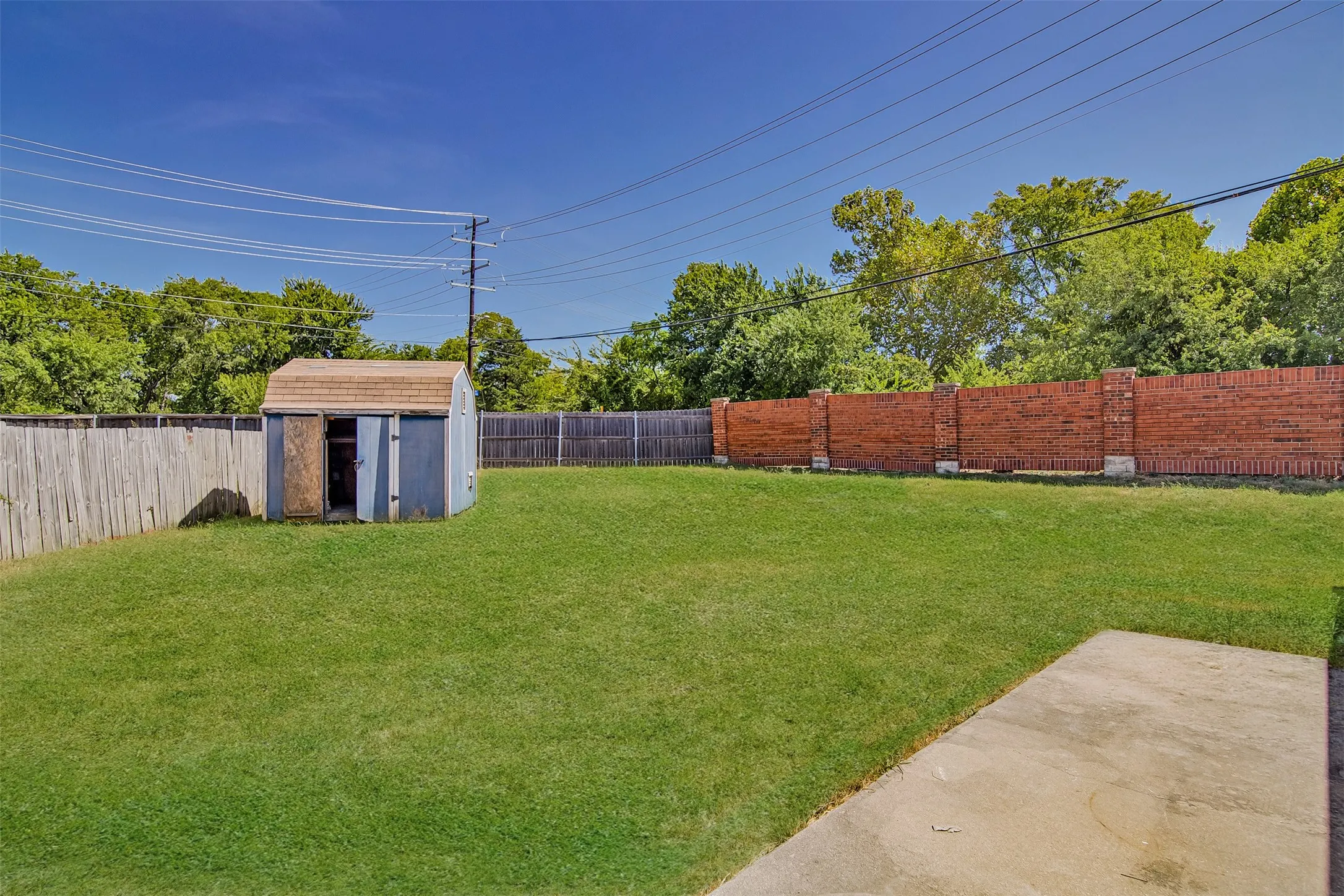 Single Family Residence For Sale in Ellis County , 1422 Misty Meadow Drive, Midlothian, Texas 76065, 3 Bedroom, 2 Bathroom, 2 Garage spaces, 1,438 Sqft, built in 2000, mls#21364073, Real Estate Agent in Midlothian, Homes For Sale in Ellis county, Homes For Sale in Midlothian, Realtor in Midlothian Texas, Real Estate Brokerage Independent Realty Texas, Luminita Cordes Realtor