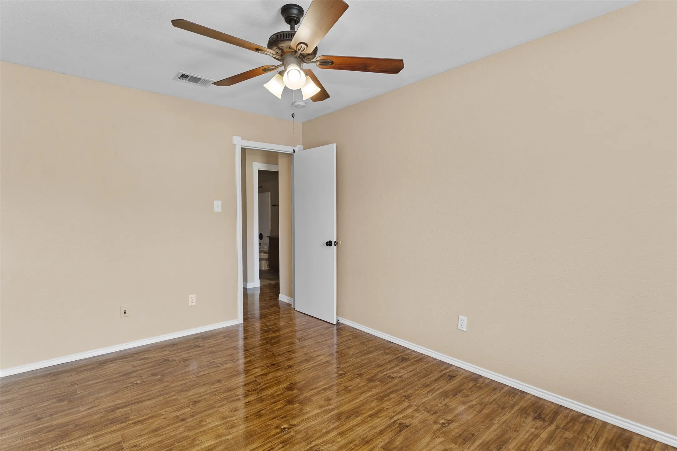 Single Family Residence For Sale in Ellis County , 1422 Misty Meadow Drive, Midlothian, Texas 76065, 3 Bedroom, 2 Bathroom, 2 Garage spaces, 1,438 Sqft, built in 2000, mls#21364073, Real Estate Agent in Midlothian, Homes For Sale in Ellis county, Homes For Sale in Midlothian, Realtor in Midlothian Texas, Real Estate Brokerage Independent Realty Texas, Luminita Cordes Realtor