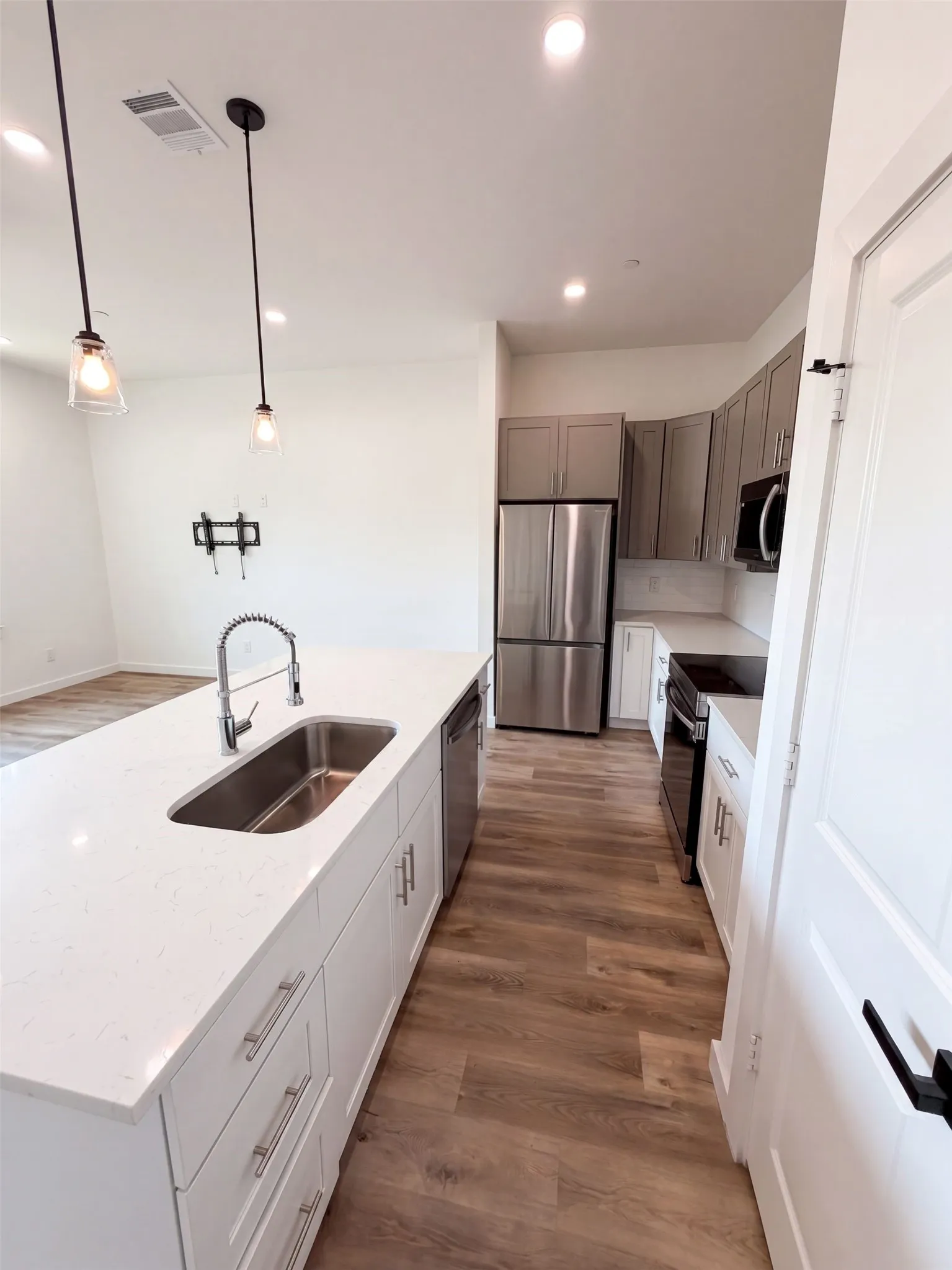 Townhouse For Sale in Collin County , 1020 17th Street, Plano, Texas 75074, 3 Bedroom, 3 Bathroom, 2 Garage spaces, 1,582 Sqft, built in 2022, mls#21366329, Real Estate Agent in Plano, Homes For Sale in Collin county, Homes For Sale in Plano, Realtor in Plano Texas, Real Estate Brokerage Independent Realty Texas, Luminita Cordes Realtor