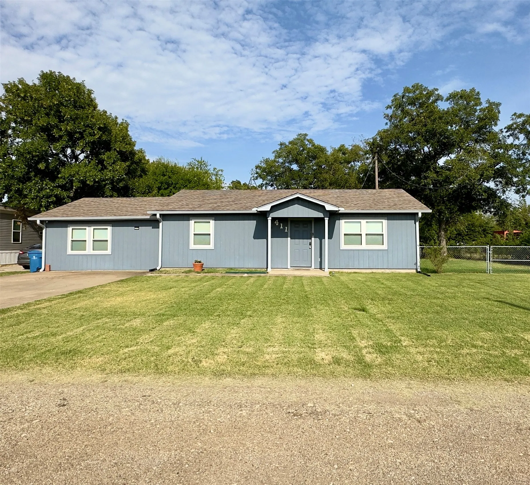 Single Family Residence For Rent in Hopkins County , 411 Mill Street, Cumby, Texas 75433, 3 Bedroom, 1 Bathroom, Garage spaces, 1,570 Sqft, built in 1976, mls#21366341, Real Estate Agent in Cumby, Homes For Rent in Hopkins county, Homes For Rent in Cumby, Realtor in Cumby Texas, Real Estate Brokerage Independent Realty Texas, Luminita Cordes Realtor