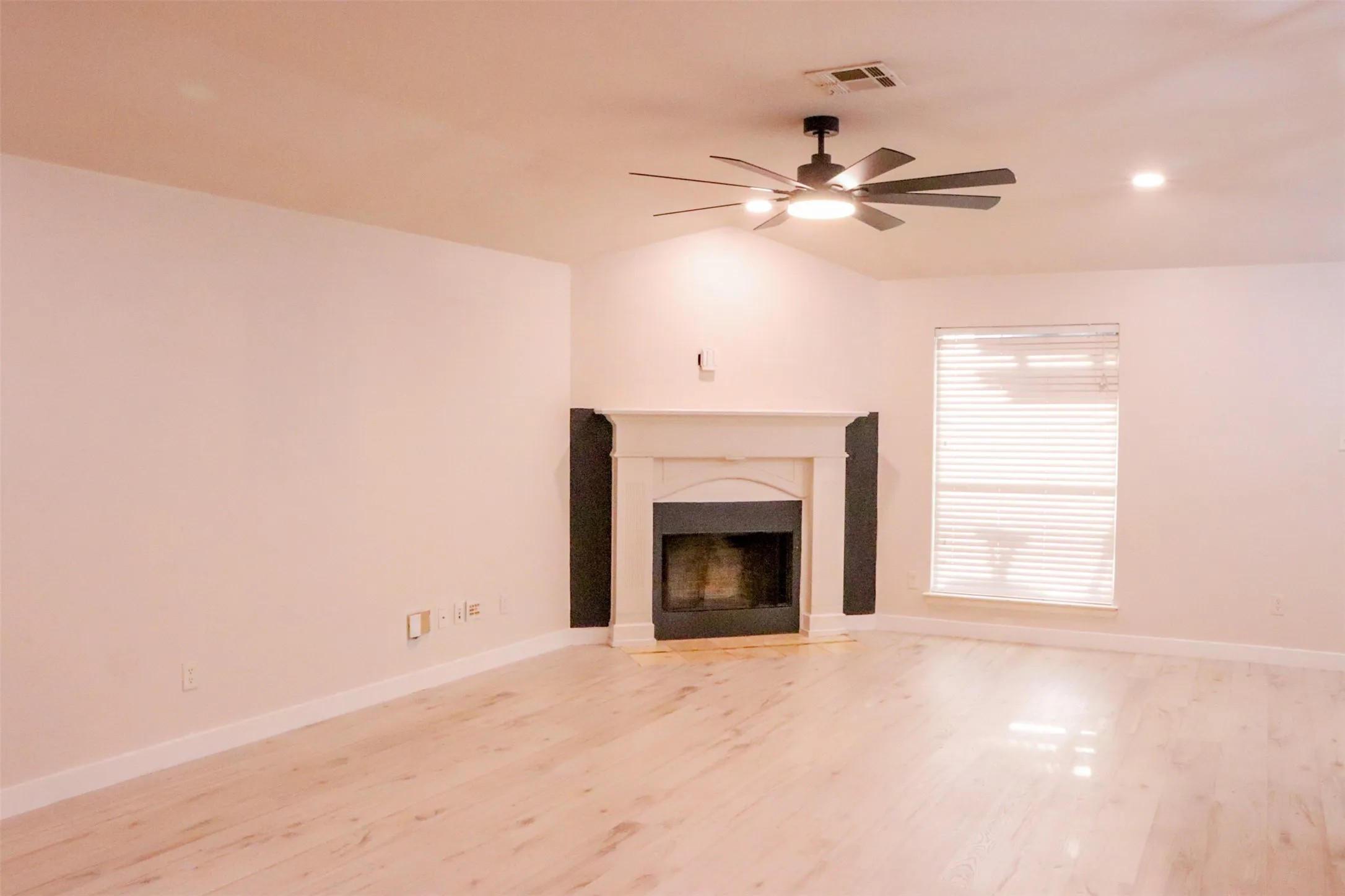 Single Family Residence For Sale in Tarrant County , 8217 Three Bars Drive, Fort Worth, Texas 76179, 3 Bedroom, 2 Bathroom, 2 Garage spaces, 1,546 Sqft, built in 2006, mls#21363009, Real Estate Agent in Fort Worth, Homes For Sale in Tarrant county, Homes For Sale in Fort Worth, Realtor in Fort Worth Texas, Real Estate Brokerage Independent Realty Texas, Luminita Cordes Realtor