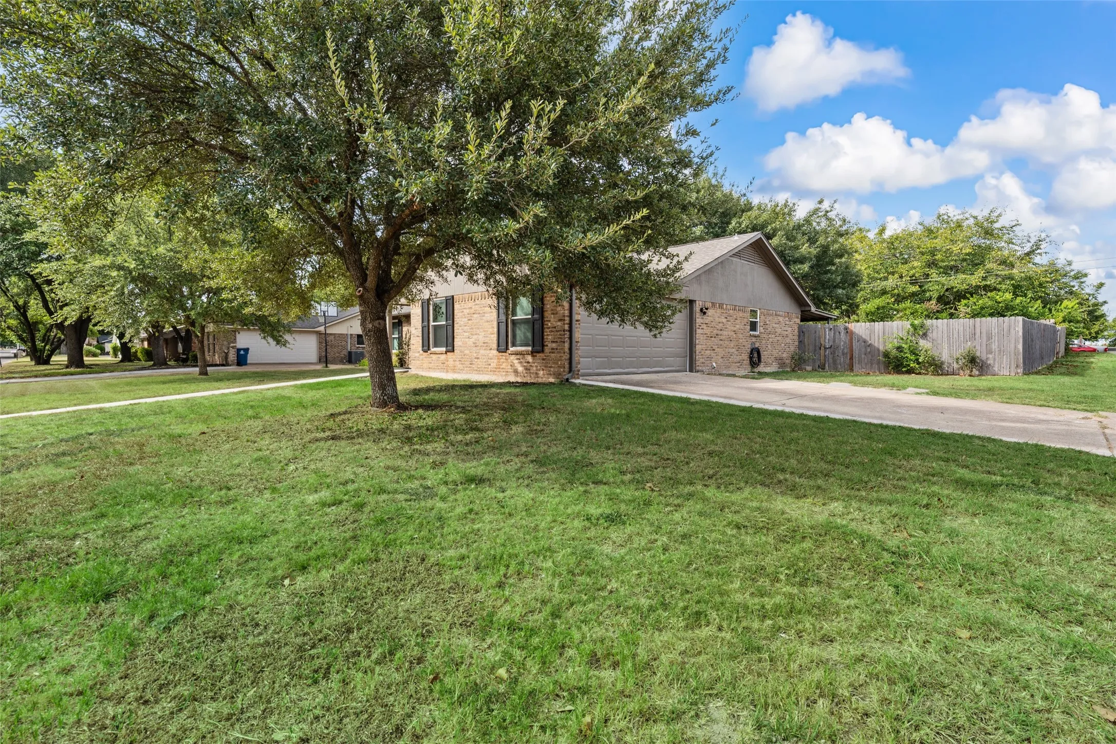 Single Family Residence For Sale in Mc Lennan County , 241 Crockett Lane, Hewitt, Texas 76643, 3 Bedroom, 2 Bathroom, 2 Garage spaces, 1,675 Sqft, built in 1979, mls#21365502, Real Estate Agent in Hewitt, Homes For Sale in Mc Lennan county, Homes For Sale in Hewitt, Realtor in Hewitt Texas, Real Estate Brokerage Independent Realty Texas, Luminita Cordes Realtor