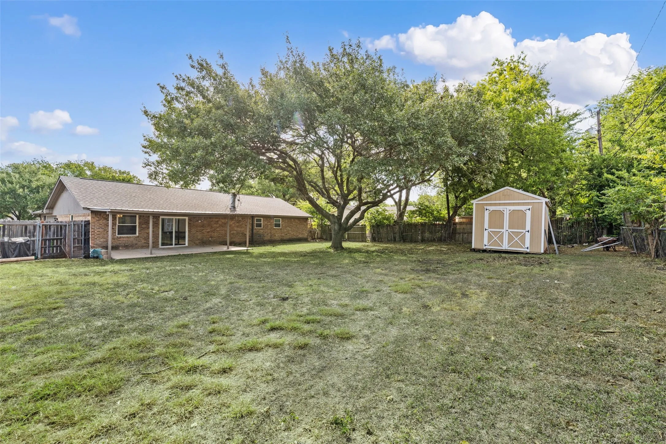 Single Family Residence For Sale in Mc Lennan County , 241 Crockett Lane, Hewitt, Texas 76643, 3 Bedroom, 2 Bathroom, 2 Garage spaces, 1,675 Sqft, built in 1979, mls#21365502, Real Estate Agent in Hewitt, Homes For Sale in Mc Lennan county, Homes For Sale in Hewitt, Realtor in Hewitt Texas, Real Estate Brokerage Independent Realty Texas, Luminita Cordes Realtor
