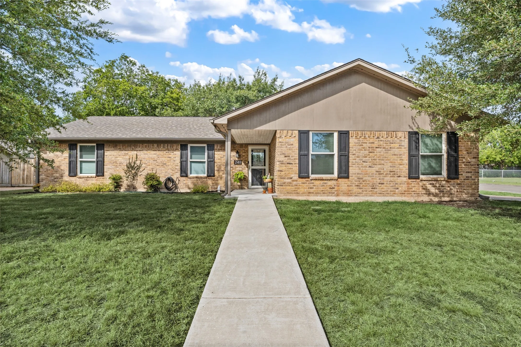 Single Family Residence For Sale in Mc Lennan County , 241 Crockett Lane, Hewitt, Texas 76643, 3 Bedroom, 2 Bathroom, 2 Garage spaces, 1,675 Sqft, built in 1979, mls#21365502, Real Estate Agent in Hewitt, Homes For Sale in Mc Lennan county, Homes For Sale in Hewitt, Realtor in Hewitt Texas, Real Estate Brokerage Independent Realty Texas, Luminita Cordes Realtor