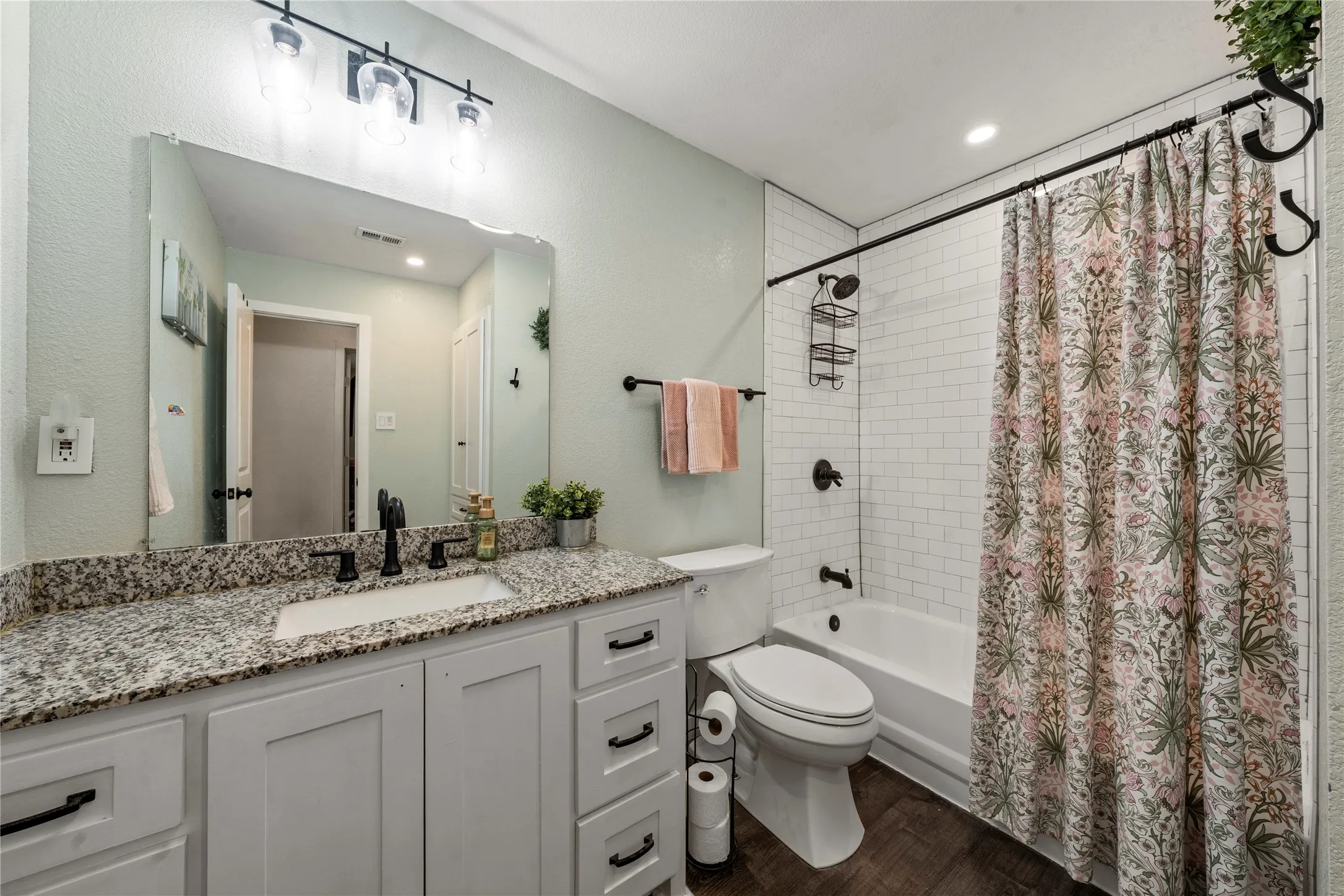 Single Family Residence For Sale in Mc Lennan County , 241 Crockett Lane, Hewitt, Texas 76643, 3 Bedroom, 2 Bathroom, 2 Garage spaces, 1,675 Sqft, built in 1979, mls#21365502, Real Estate Agent in Hewitt, Homes For Sale in Mc Lennan county, Homes For Sale in Hewitt, Realtor in Hewitt Texas, Real Estate Brokerage Independent Realty Texas, Luminita Cordes Realtor