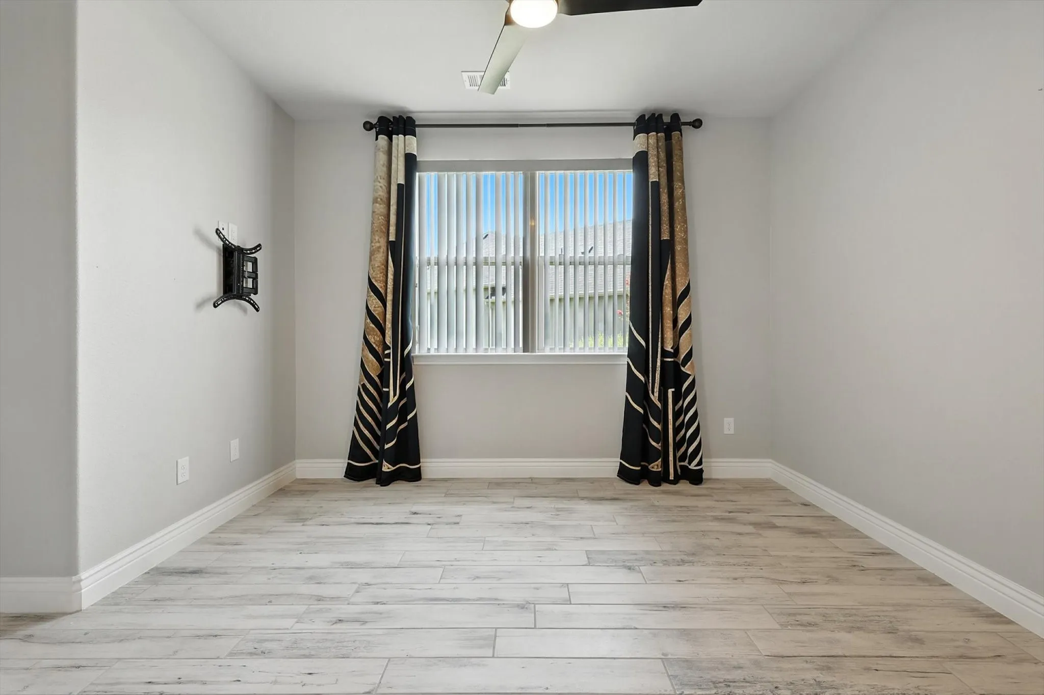Single Family Residence For Sale in Denton County , 8509 Cocobolo Drive, Denton, Texas 76207, 2 Bedroom, 3 Bathroom, 3 Garage spaces, 2,073 Sqft, built in 2022, mls#21361785, Real Estate Agent in Denton, Homes For Sale in Denton county, Homes For Sale in Denton, Realtor in Denton Texas, Real Estate Brokerage Independent Realty Texas, Luminita Cordes Realtor