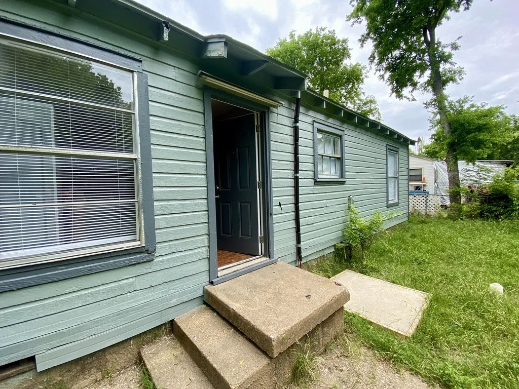 Mobile Home For Rent in Dallas County , 6710 Petain Avenue, Dallas, Texas 75227, 2 Bedroom, 1 Bathroom, 1 Garage spaces, 856 Sqft, built in 1947, mls#21360127, Real Estate Agent in Dallas, Homes For Rent in Dallas county, Homes For Rent in Dallas, Realtor in Dallas Texas, Real Estate Brokerage Independent Realty Texas, Luminita Cordes Realtor