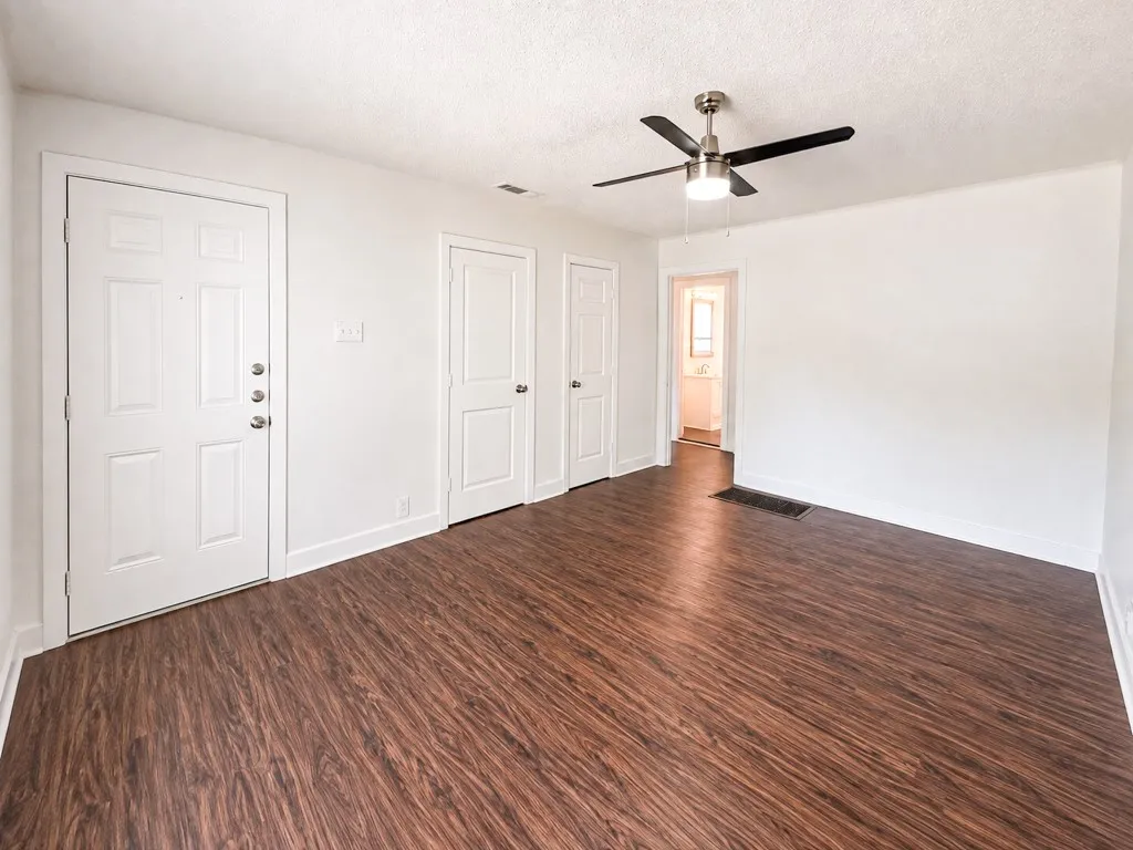 Mobile Home For Rent in Dallas County , 6710 Petain Avenue, Dallas, Texas 75227, 2 Bedroom, 1 Bathroom, 1 Garage spaces, 856 Sqft, built in 1947, mls#21360127, Real Estate Agent in Dallas, Homes For Rent in Dallas county, Homes For Rent in Dallas, Realtor in Dallas Texas, Real Estate Brokerage Independent Realty Texas, Luminita Cordes Realtor